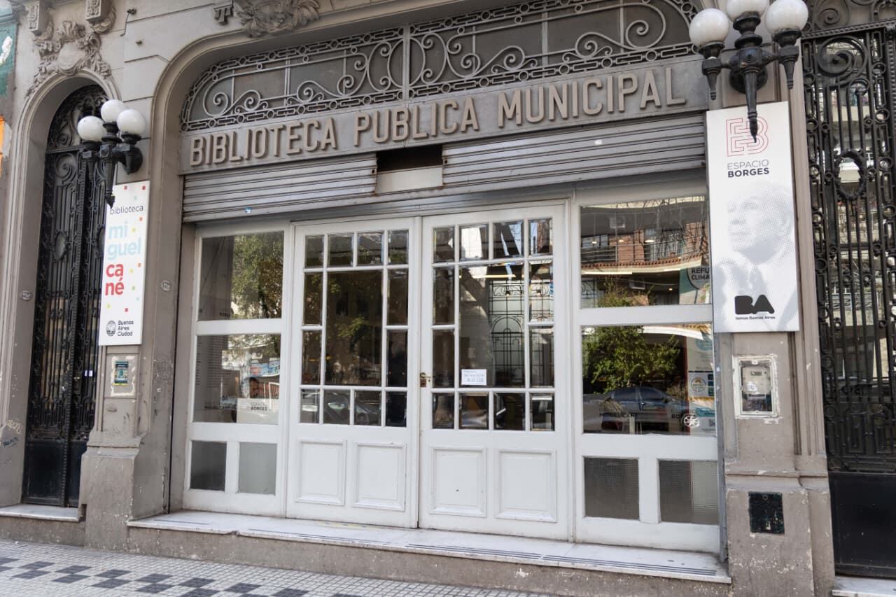 Paul Auster es uno de los varios escritores extranjeros que alguna vez visitaron la bibioteca donde trabajó Jorge Luis Borges