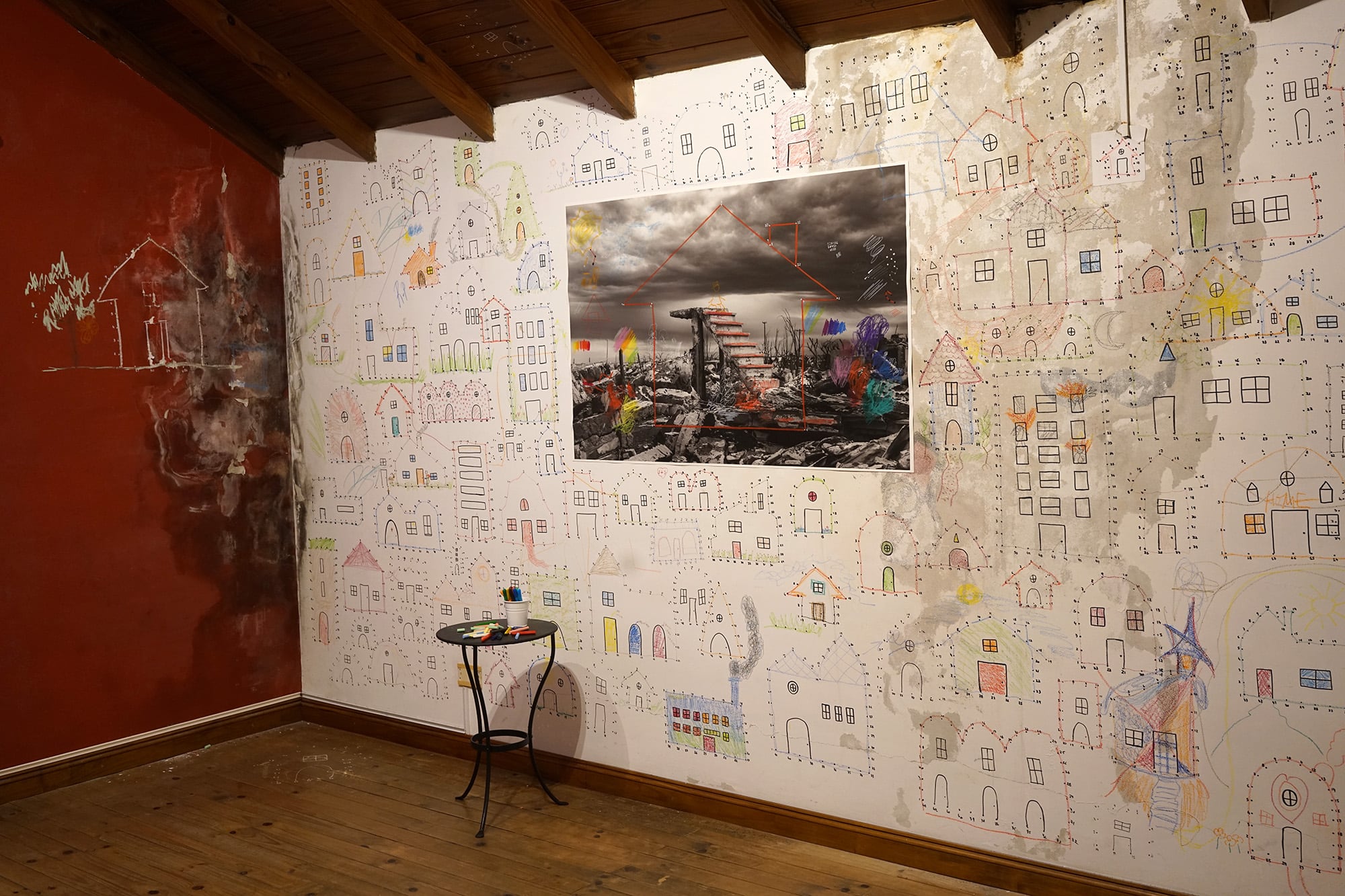 Obra de la artista visual Teodelina Detry, foto intervenida. Alrededor, muchos posibles hogares con el juego de puntos para unir
