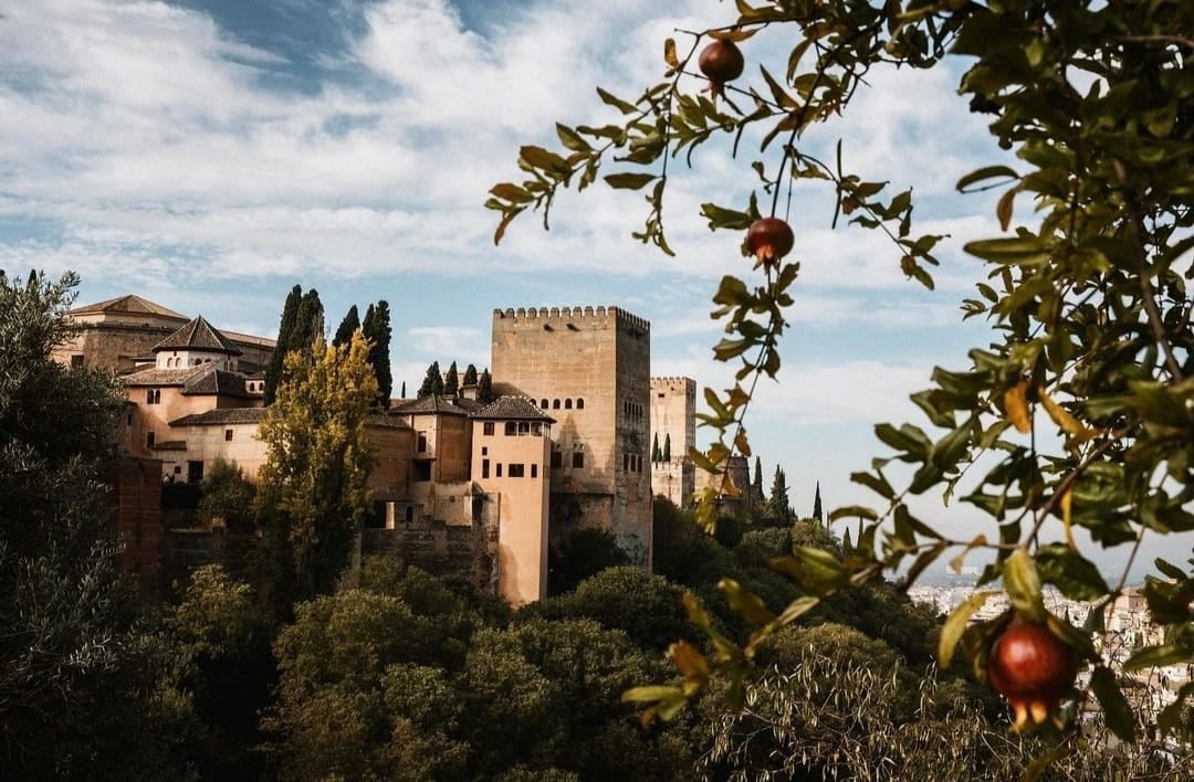 La Alhambra se alza sobre la colina de la Sabika, en Granada
