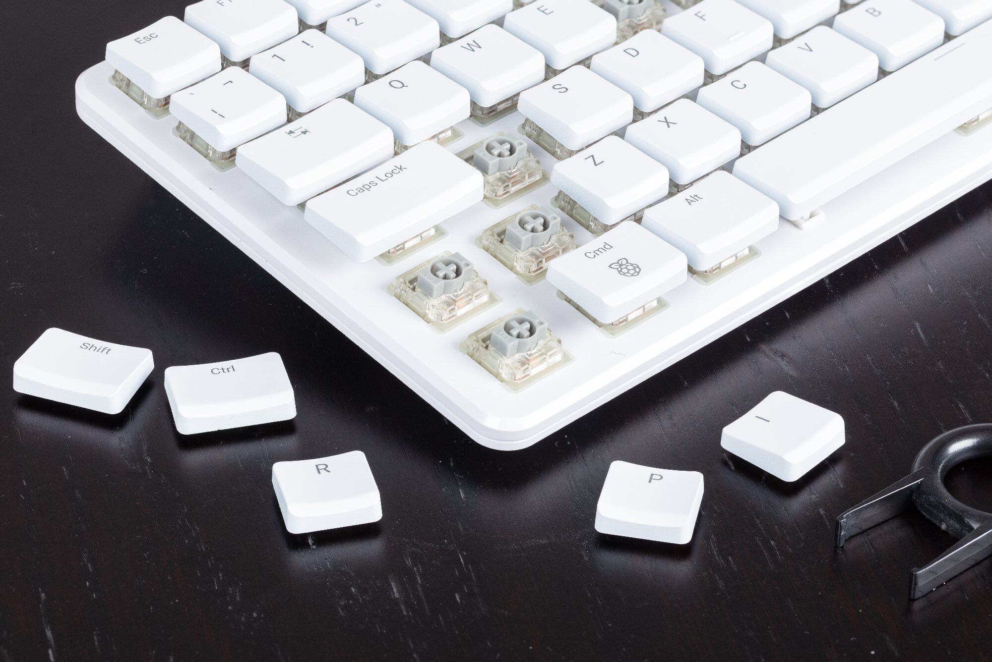 Raspberry Pi 500+ es un teclado mecánico que esconde en su interior una computadora Rasbperry Pi 5 con 16 GB de RAM y un SSD