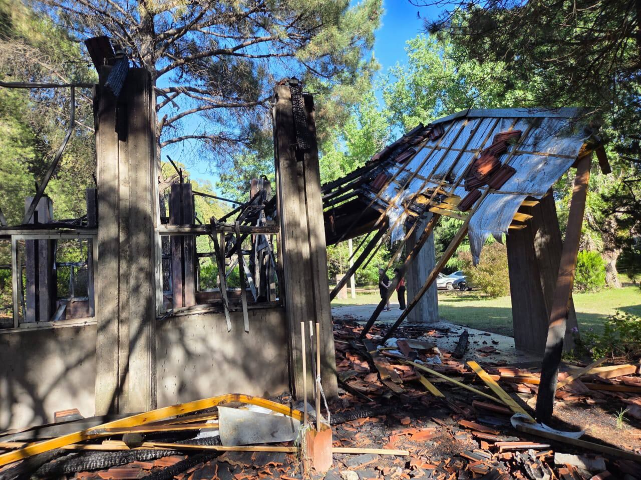 Restos de la capilla Sagrada Familia, de Pehuén-Co, arrasada por un incendio intencional