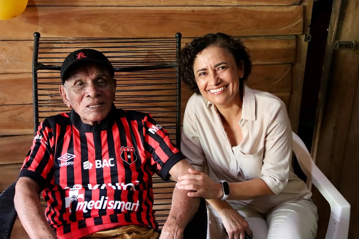 José Flores Flores junto a Yorleny León Marchena, ministra de Desarrollo Humano e Inclusión Social de Costa Rica (Foto: Instagram @yorlenyleoncr)