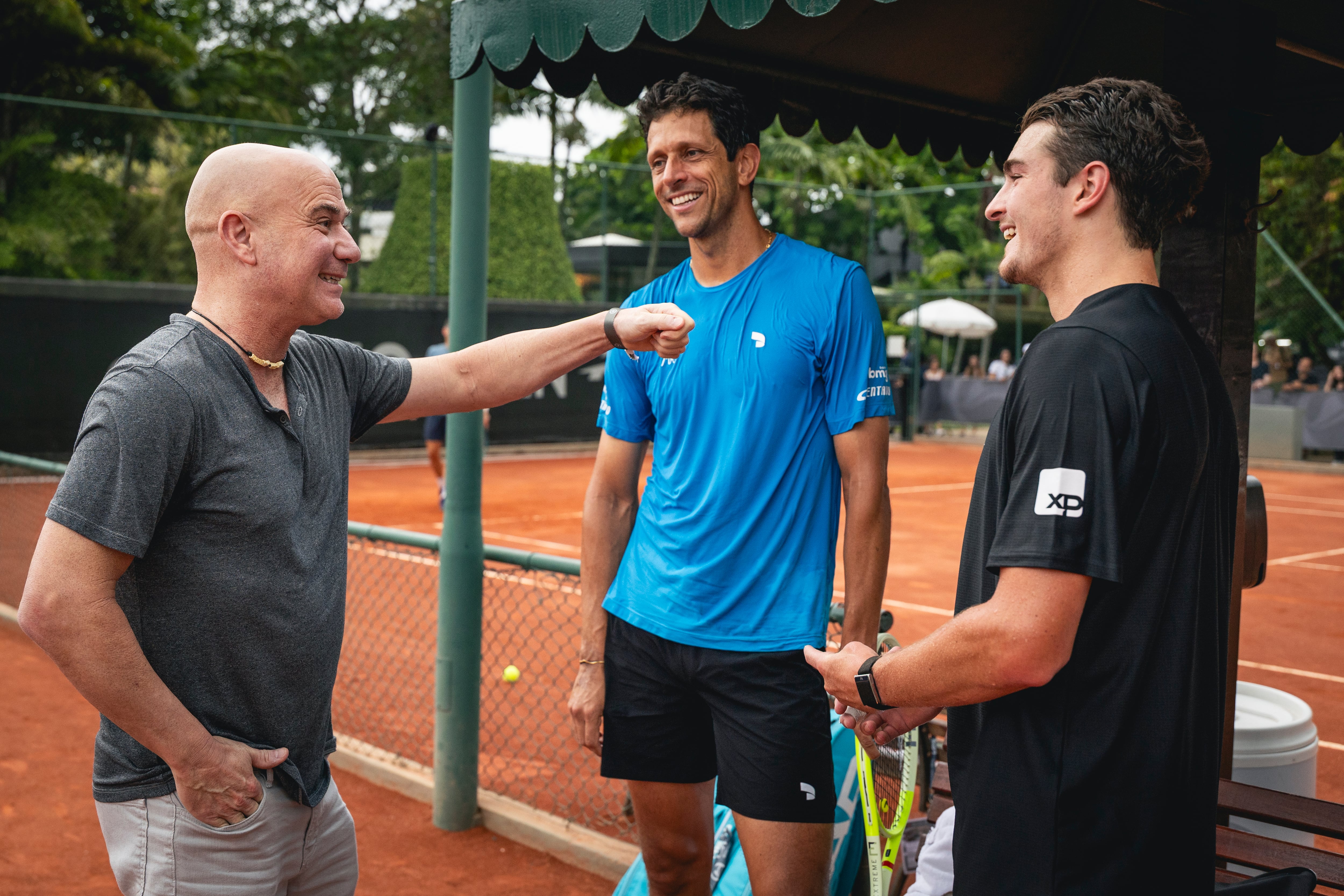 Andre Agassi en el ATP carioca, charlando con Joao Fonseca y Marcelo Melo, compañero de dobles del prodigio brasileño