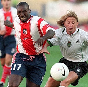 Brian Brobbey sorprendió en el Mundial: ¿Apareció al fin el N° 9 “clásico” que tanto buscó Países Bajos? 7 Jimmy Floyd Hasselbaink con la camiseta del Atlético de Madrid