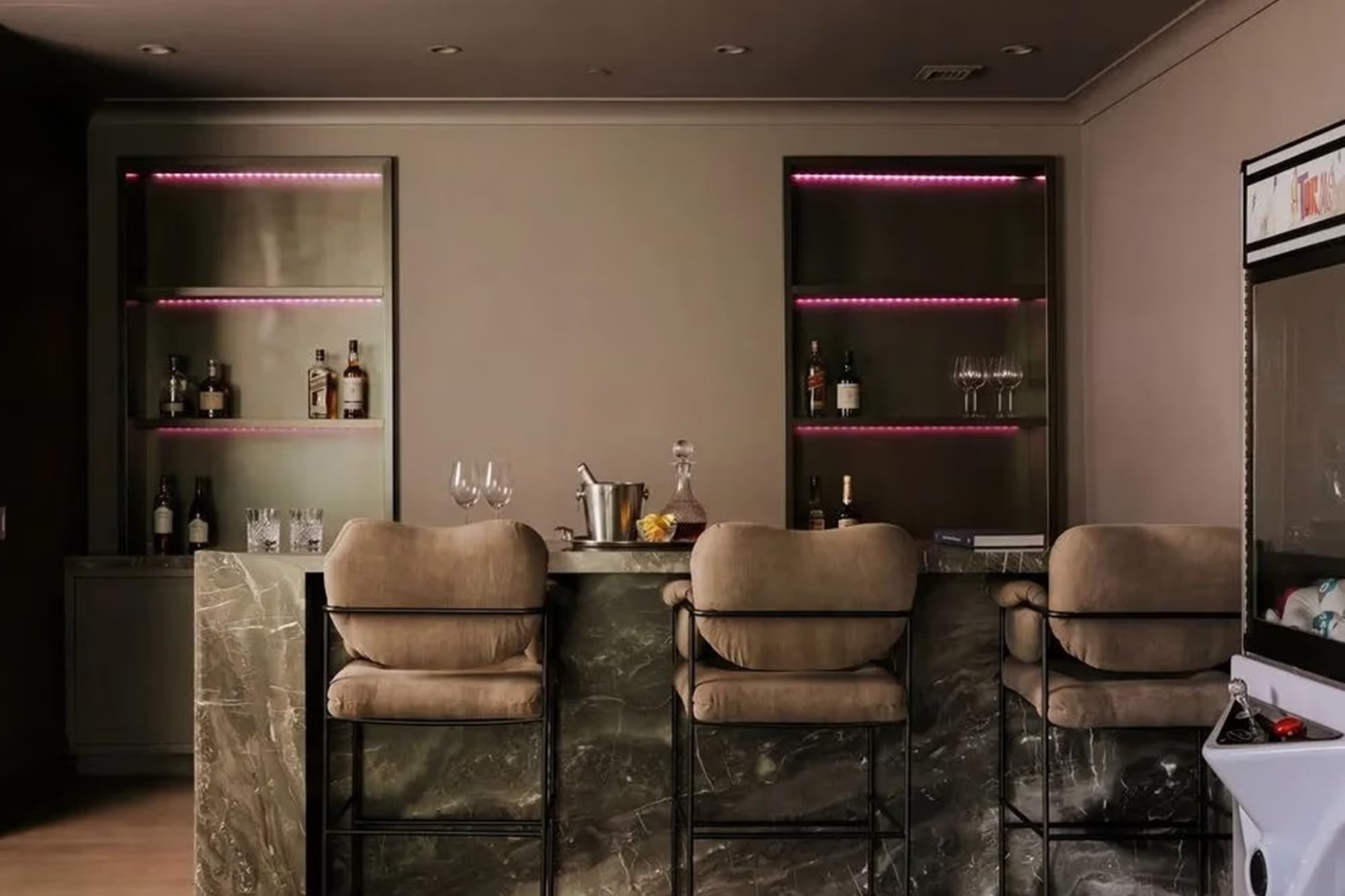 Kylie Jenner, modelo y empresaria: a tan solo un mes de poner en venta su mansión ya tuvo que bajarle el precio 13 La casa tiene plano de planta abierto que incluye una cocina de chef, con dos islas, conectada con una sala de estar