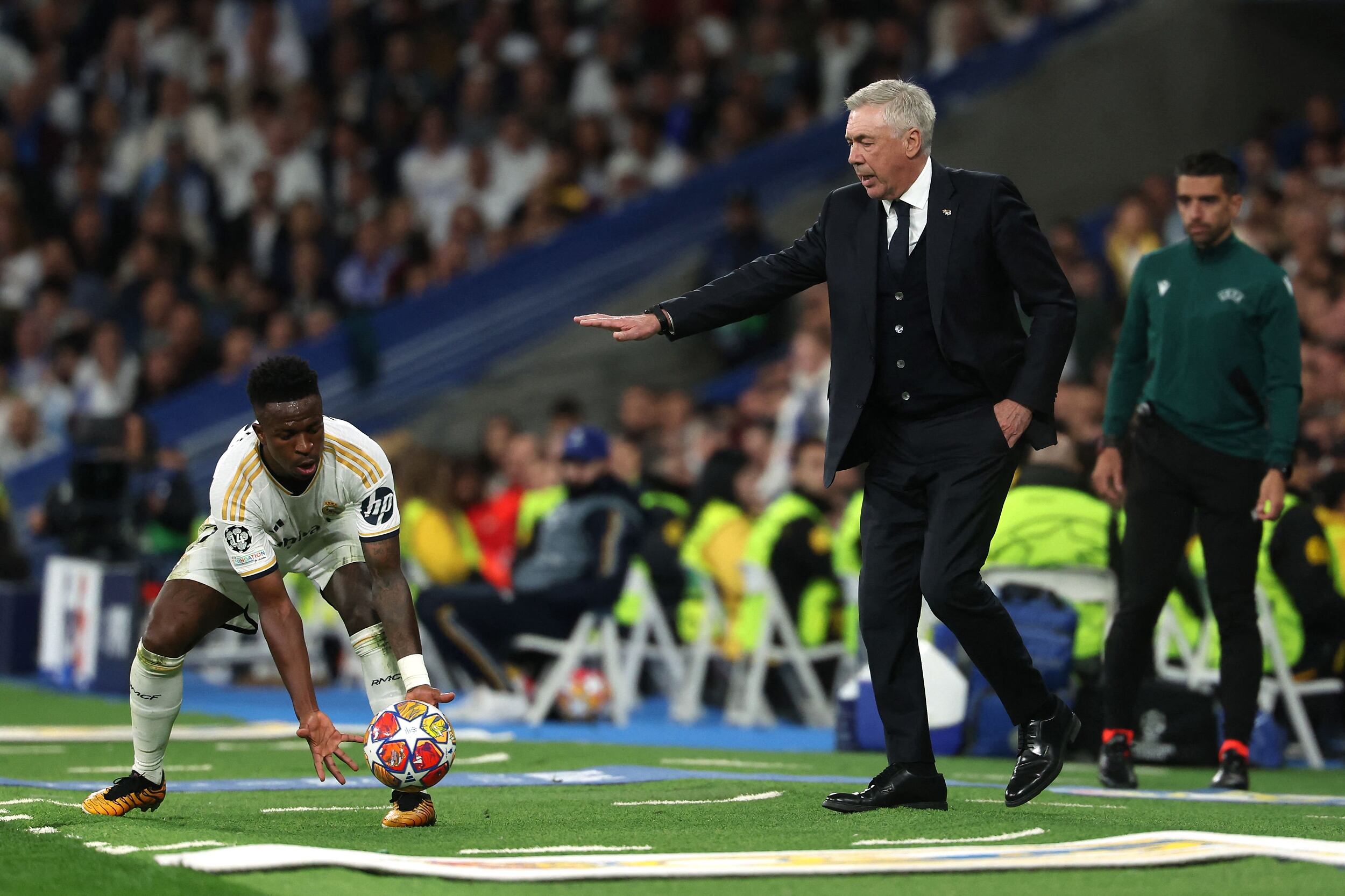 Ancelotti da un mensaje a Vinícius Junior mientras el brasileño recoge la pelota en el Real 3 vs. City 3 celebrado en el Santiago Bernabéu, ida del cruce de cuartos de final.