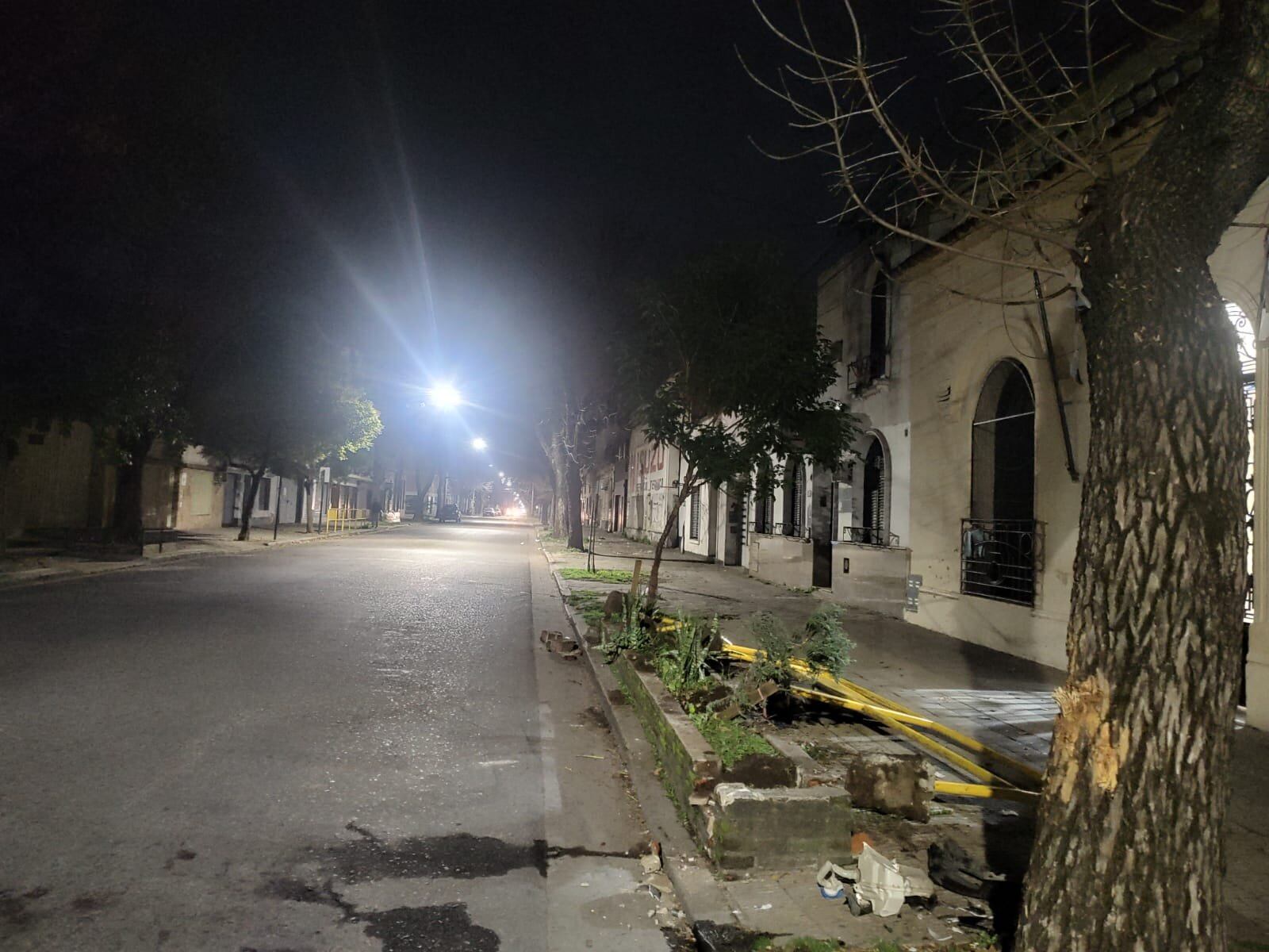 Así quedó el cantero en el que chocó Brian Figueroa con su auto después de ser acribillado