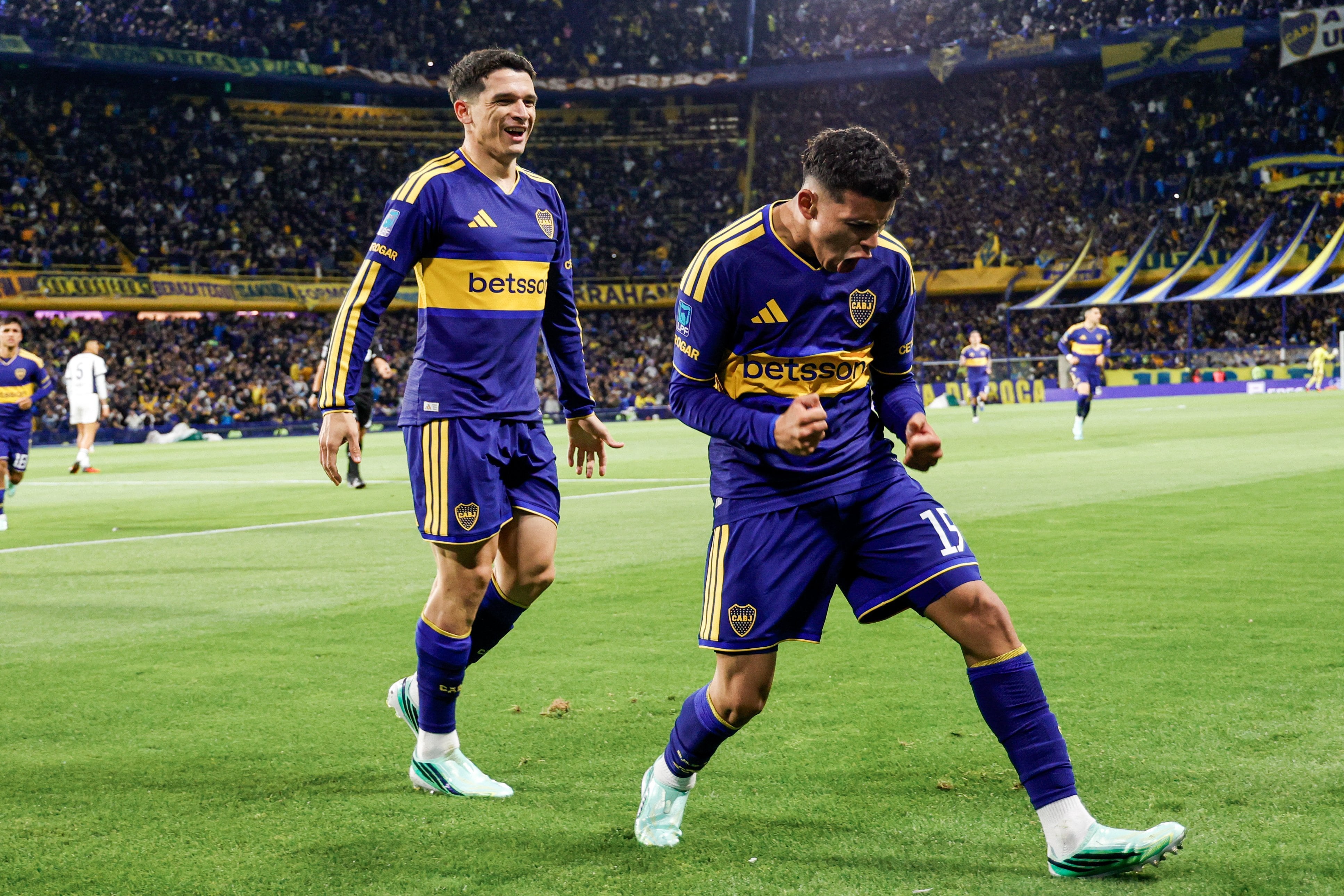 Festejo de Flores con Blanco por detrás; dos jugadores que arman un buen tándem por la izquierda en Boca
