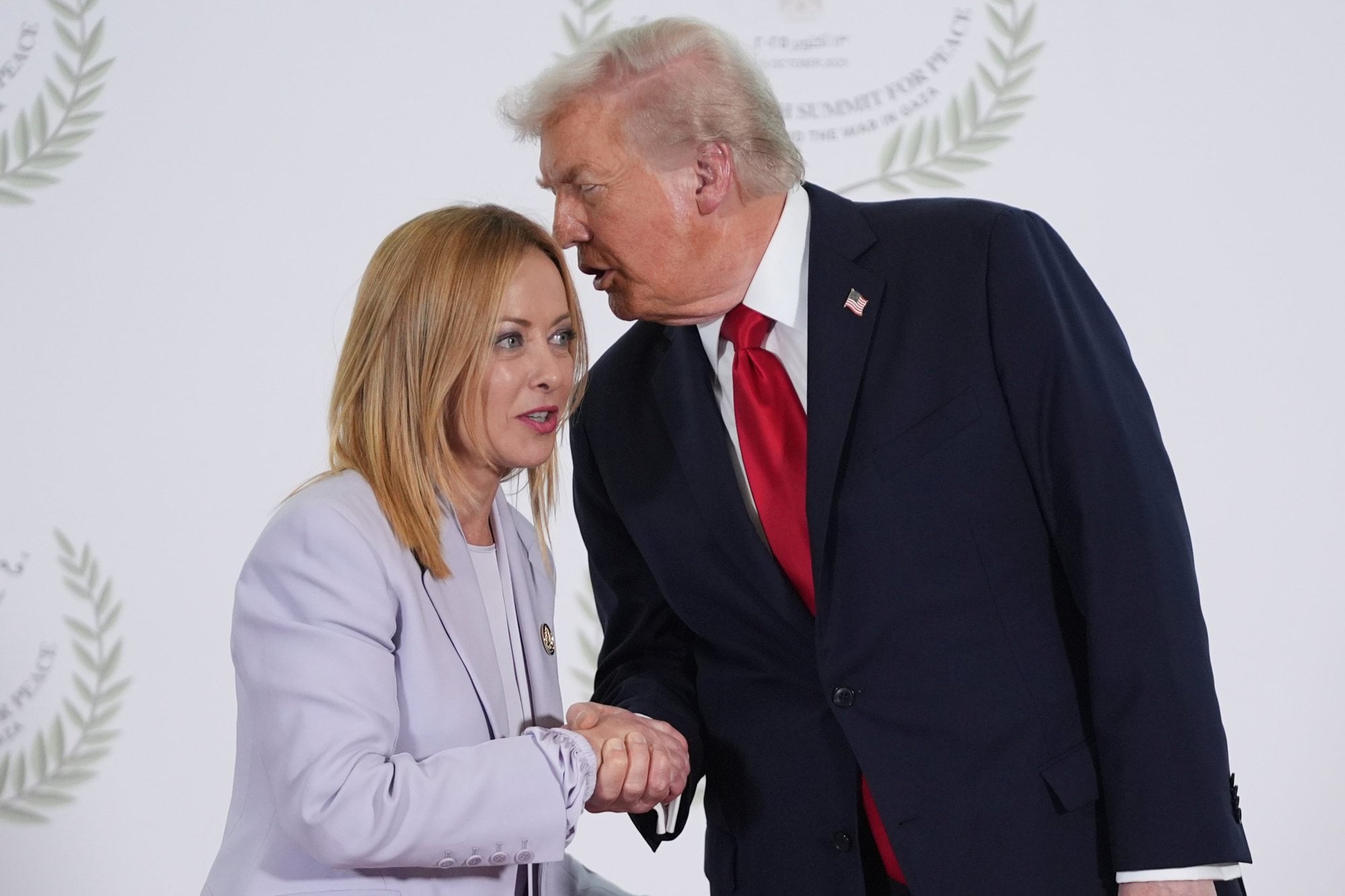 El presidente Donald Trump junto a la premier de Italia, Giorgia Meloni (AP/Evan Vucci)