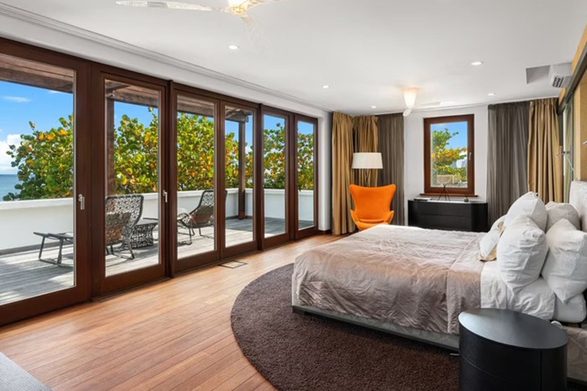 Las líneas limpias y los tonos claros definen al inmueble