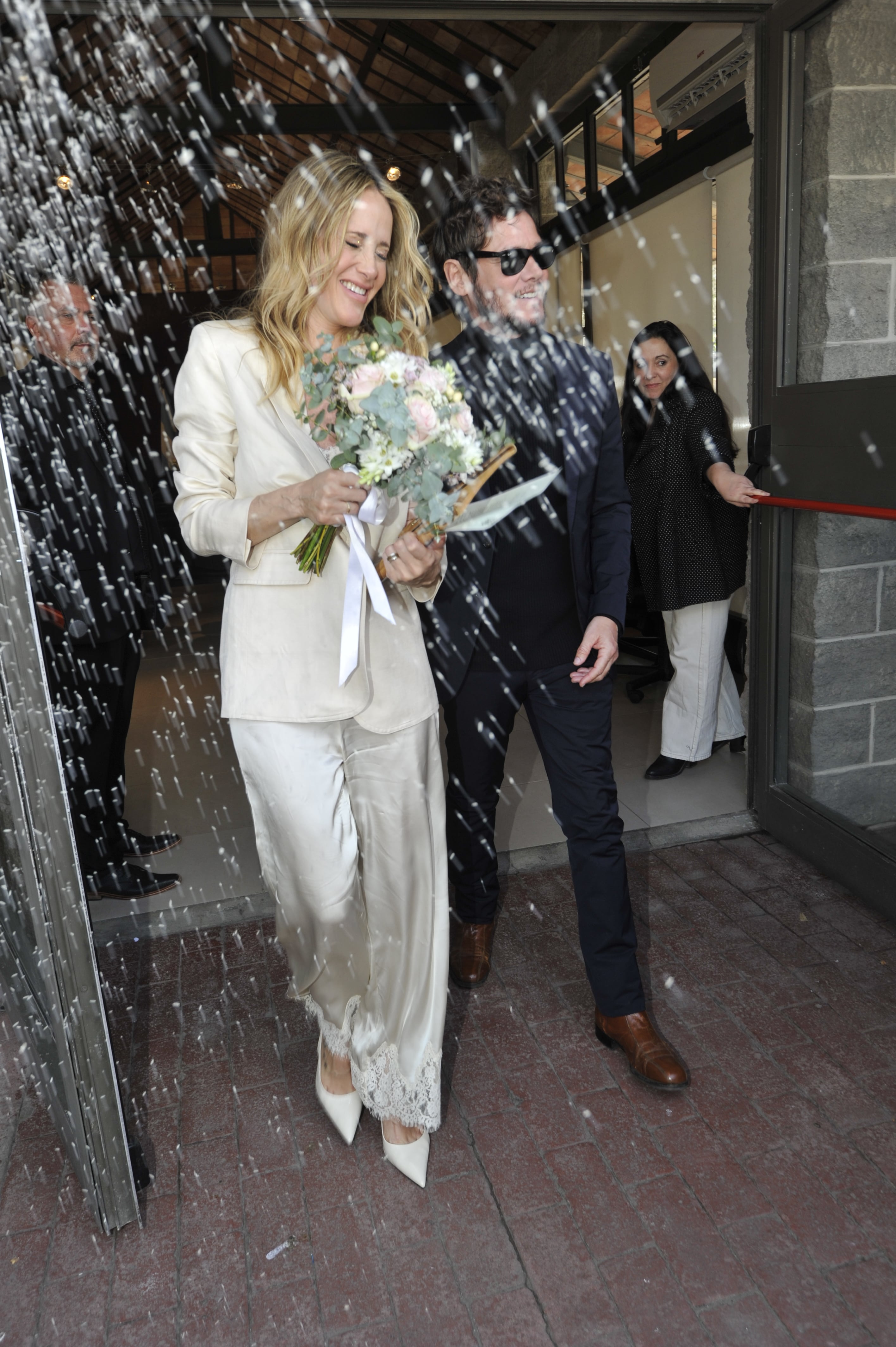 Entre sonrisas y una lluvia de arroz, los recién casados salieron del registro acompañados por sus seres queridos. La pareja había avisado a muchos de los invitados con muy poca anticipación para mantener la celebración en un clima íntimo