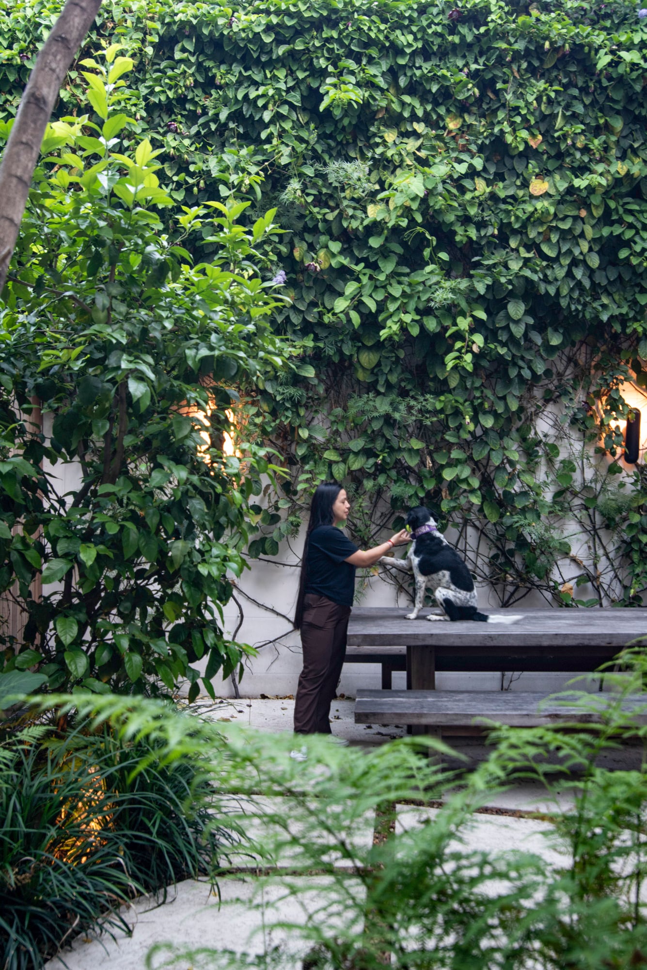 Como expansión de la cocina, el piso escala a placas de mayor superficie, lo que permite soportar un alto tránsito y alojar una gran mesa con bancos de lapacho