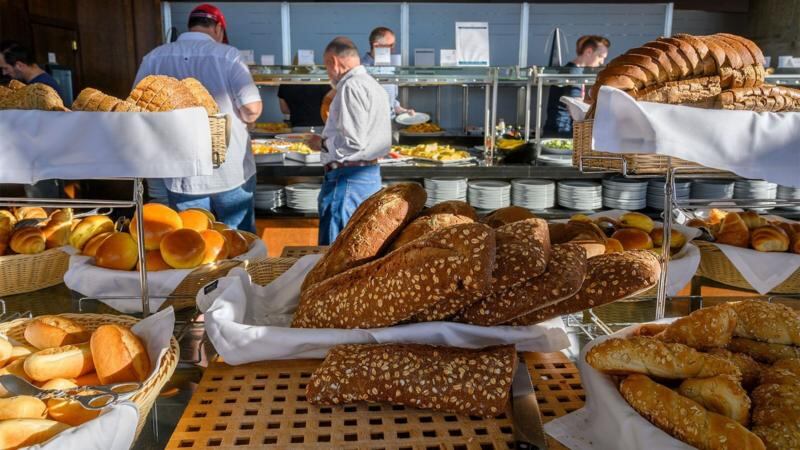 Muchos hoteles están dejando de lado los buffets abundantes y apostando por comidas más pequeñas y seleccionadas que brindan una experiencia gastronómica más personalizada