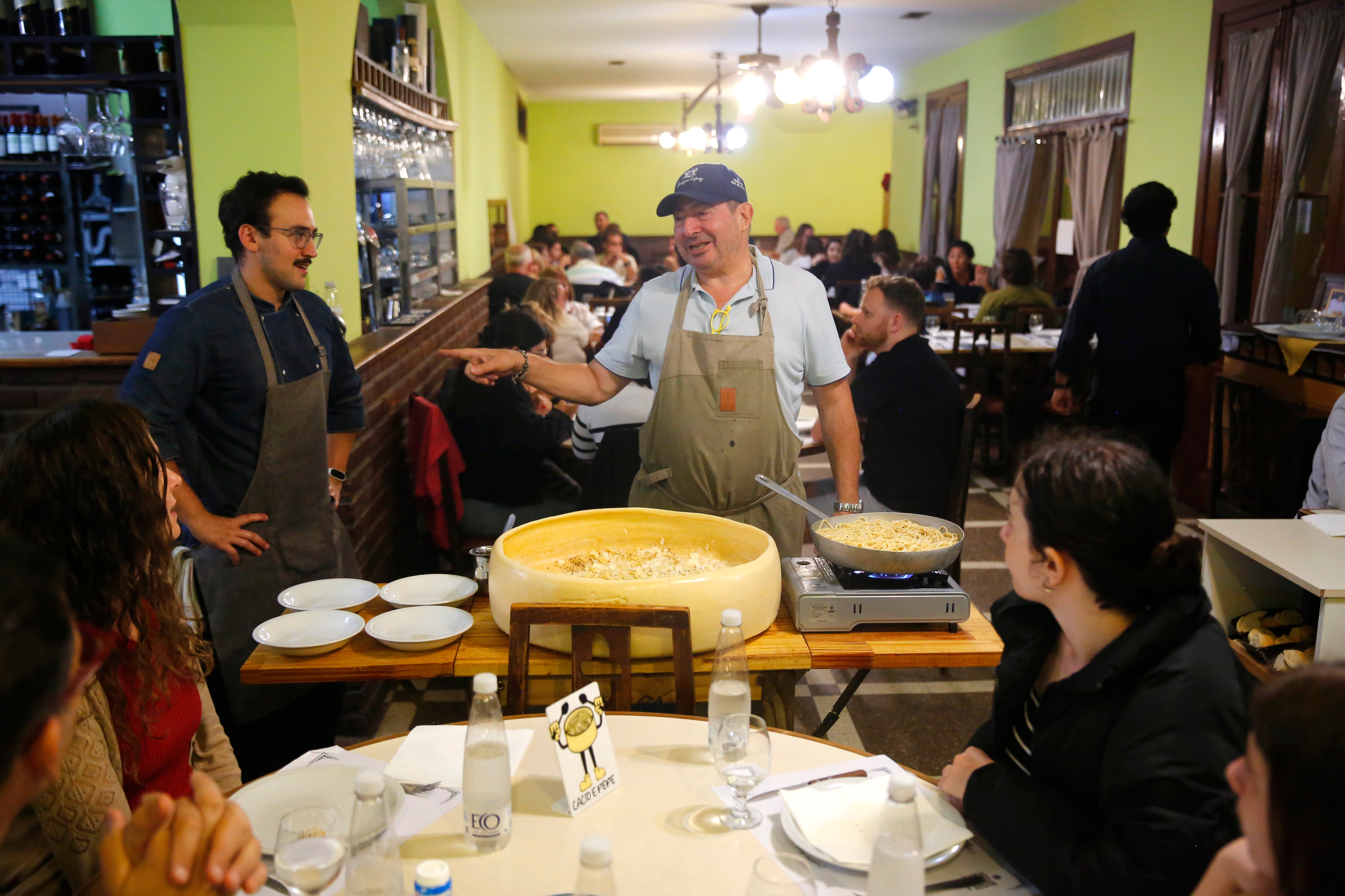 La cantina fundada por un inmigrante italiano que exige reserva para probar el Cacio e Pepe, un clásico fuera de carta