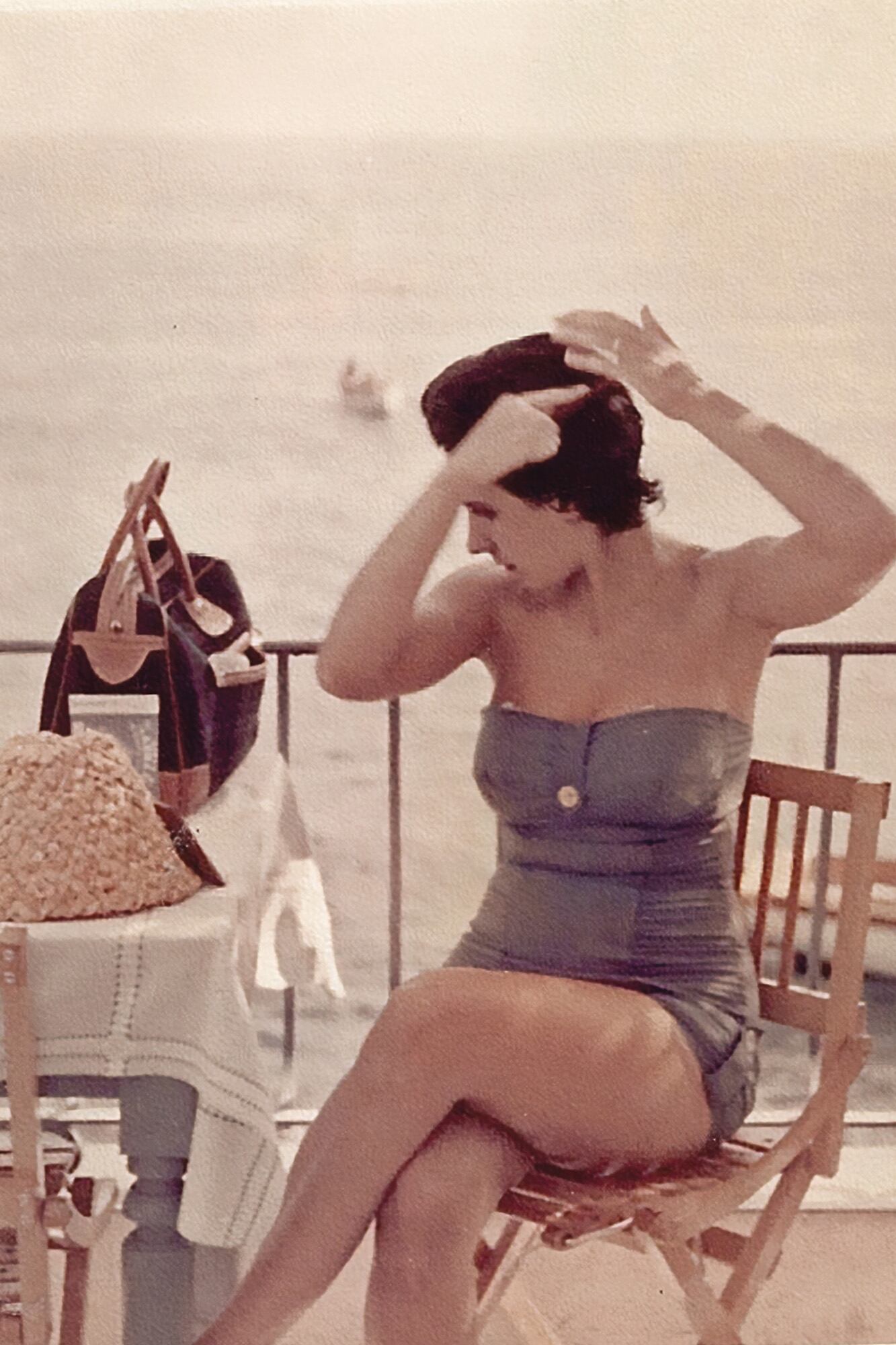 Su primera mujer, Carmen Martínez Rivarola, durante la luna de miel. Se casaron el 5 de agosto de 1955 por civil, ya que en esos días la situación política en el país era complicada. Un sacerdote ofició la ceremonia religiosa en la casa paterna, para unos pocos