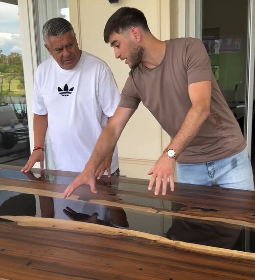 El autor le explicó cómo confeccionó la mesa (Captura: @aureo.di)