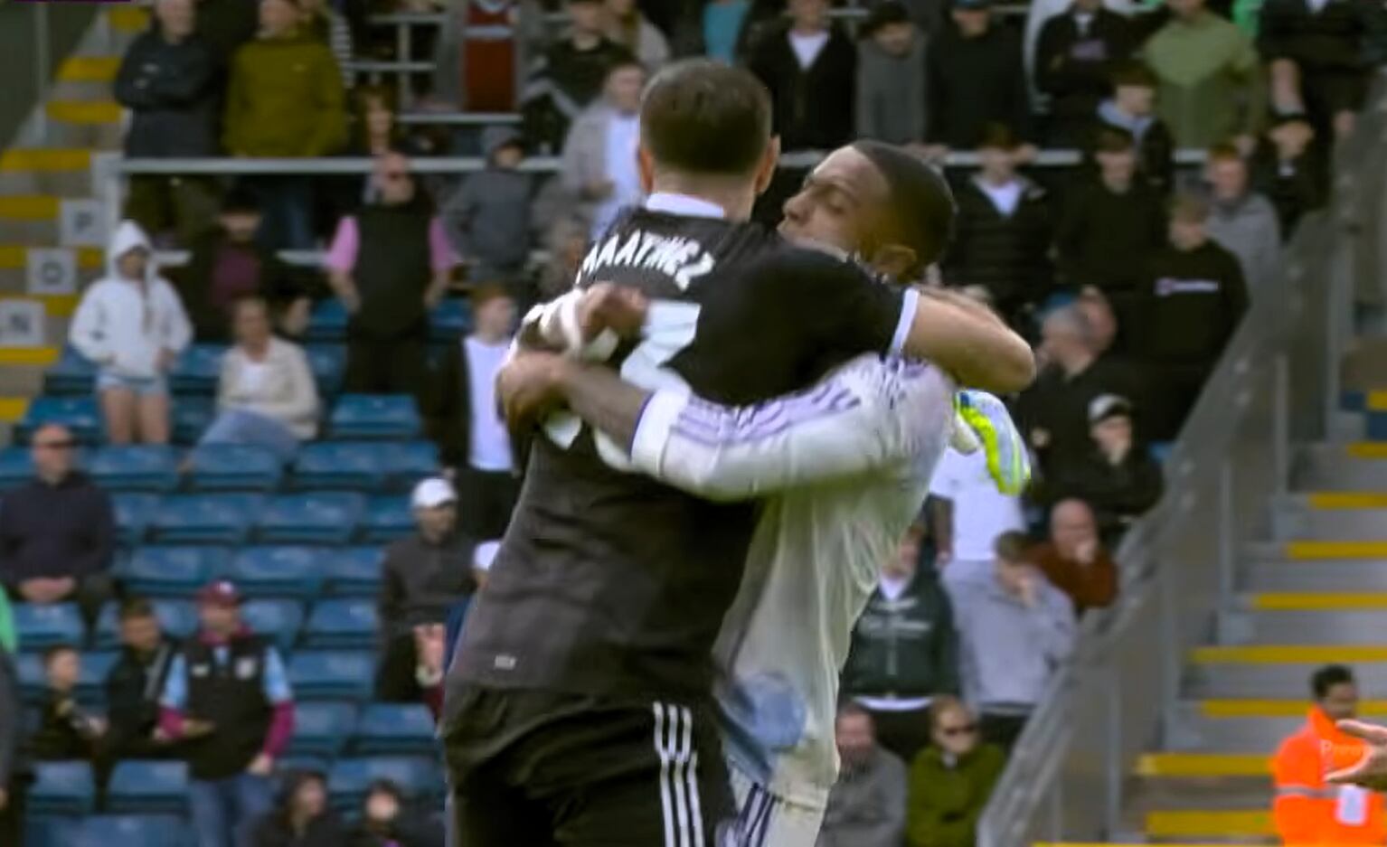 Emiliano Dibu Martínez: rebote en el primer gol y gran asistencia en el segundo para el empate de Aston Villa con Burnley