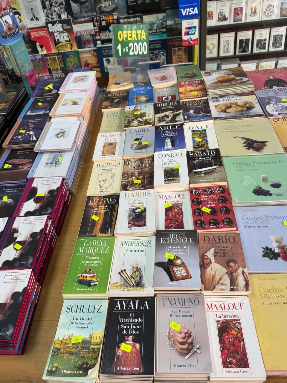 Dos libros de la portátil colección Alianza Cien, a dos mil pesos