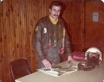 Una imagen de Rinke en el marco de la guerra de Malvinas, en un descanso, esperando su siguiente misión.