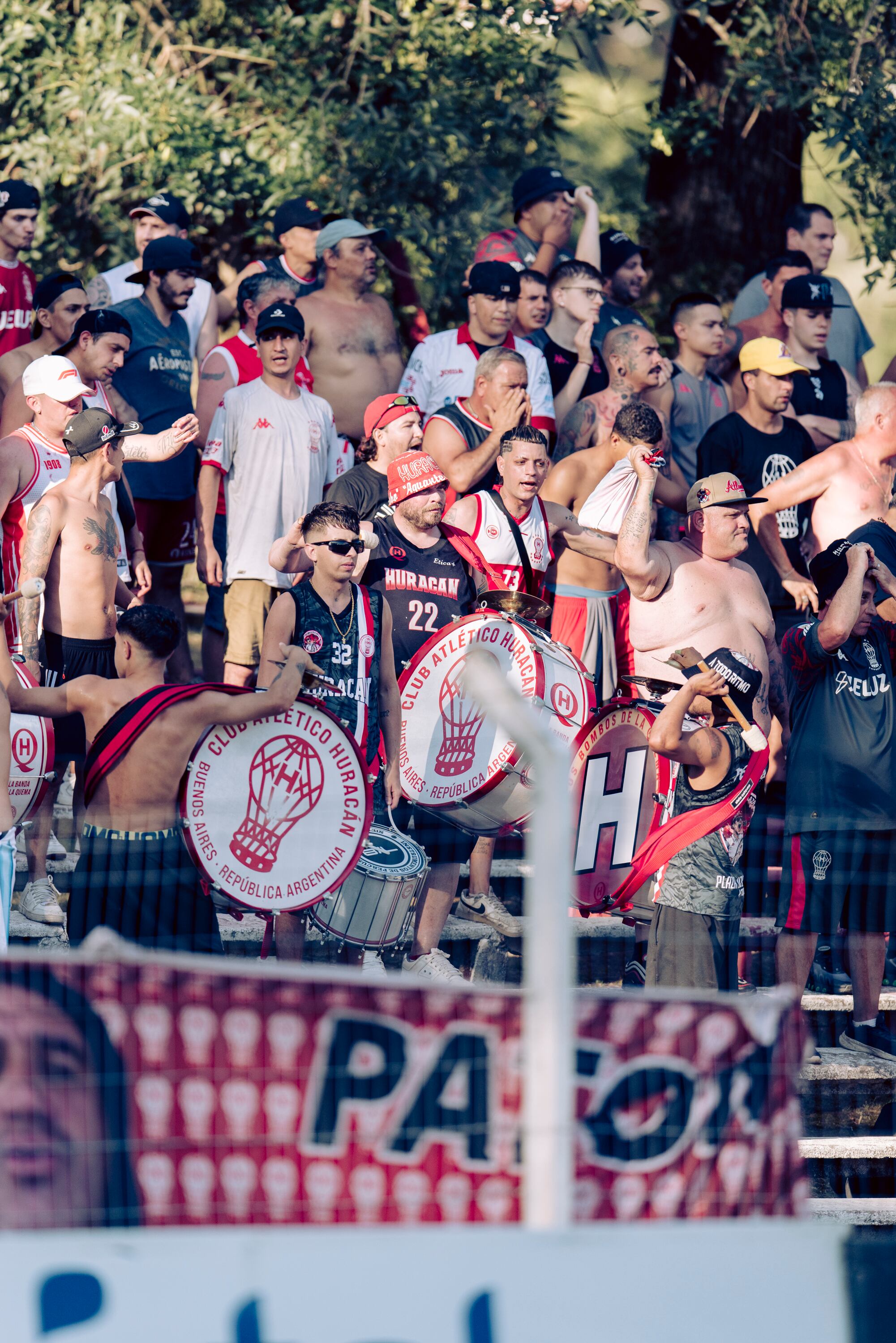 Un grupo de hinchas de Huracán: las canchas lucen semivacías