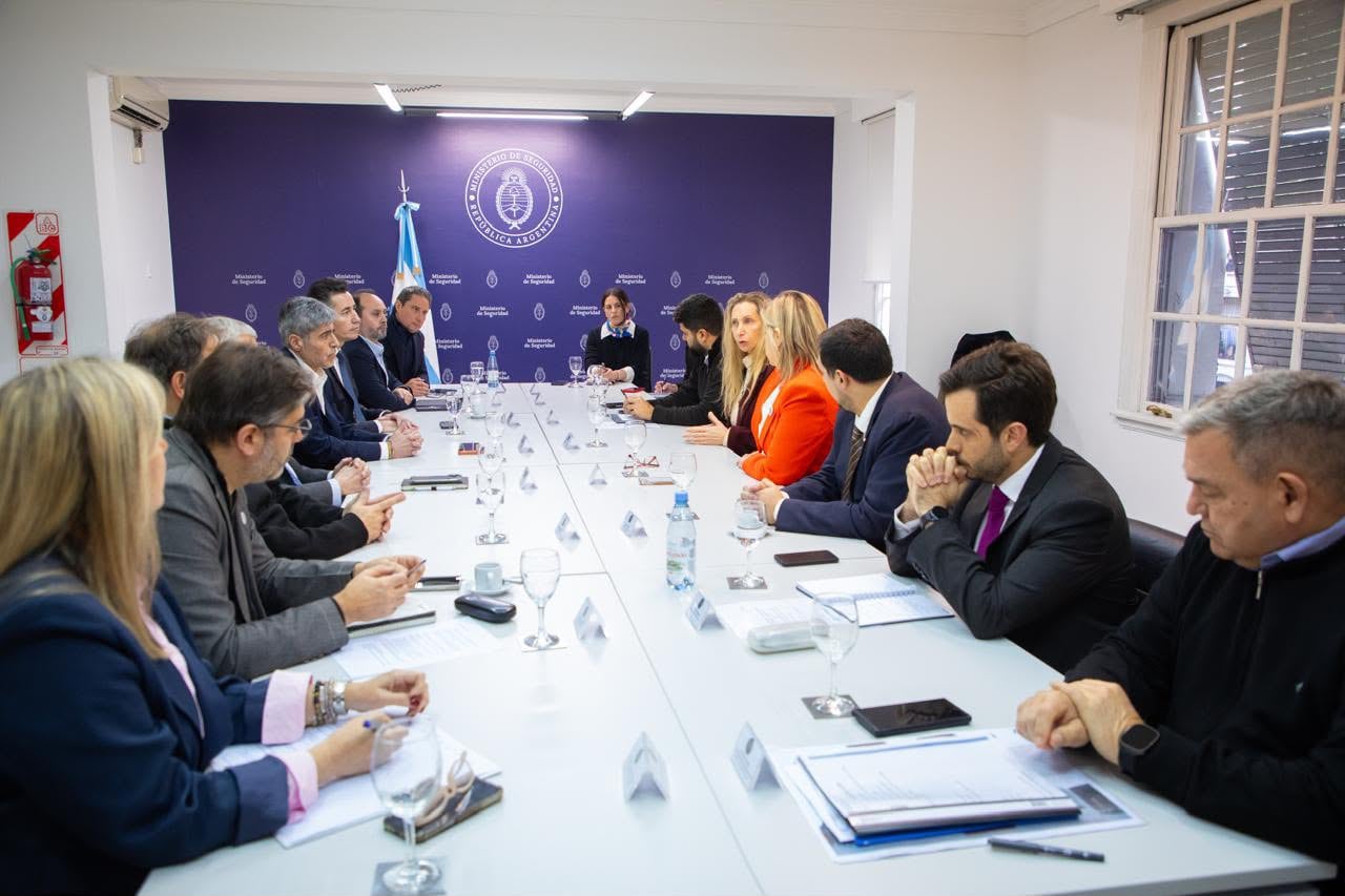 Karina Milei y Alejandra Monteoliva en una mesa de coordinación para la visita del Papa, con representantes de la Provincia, la Ciudad y Córdoba