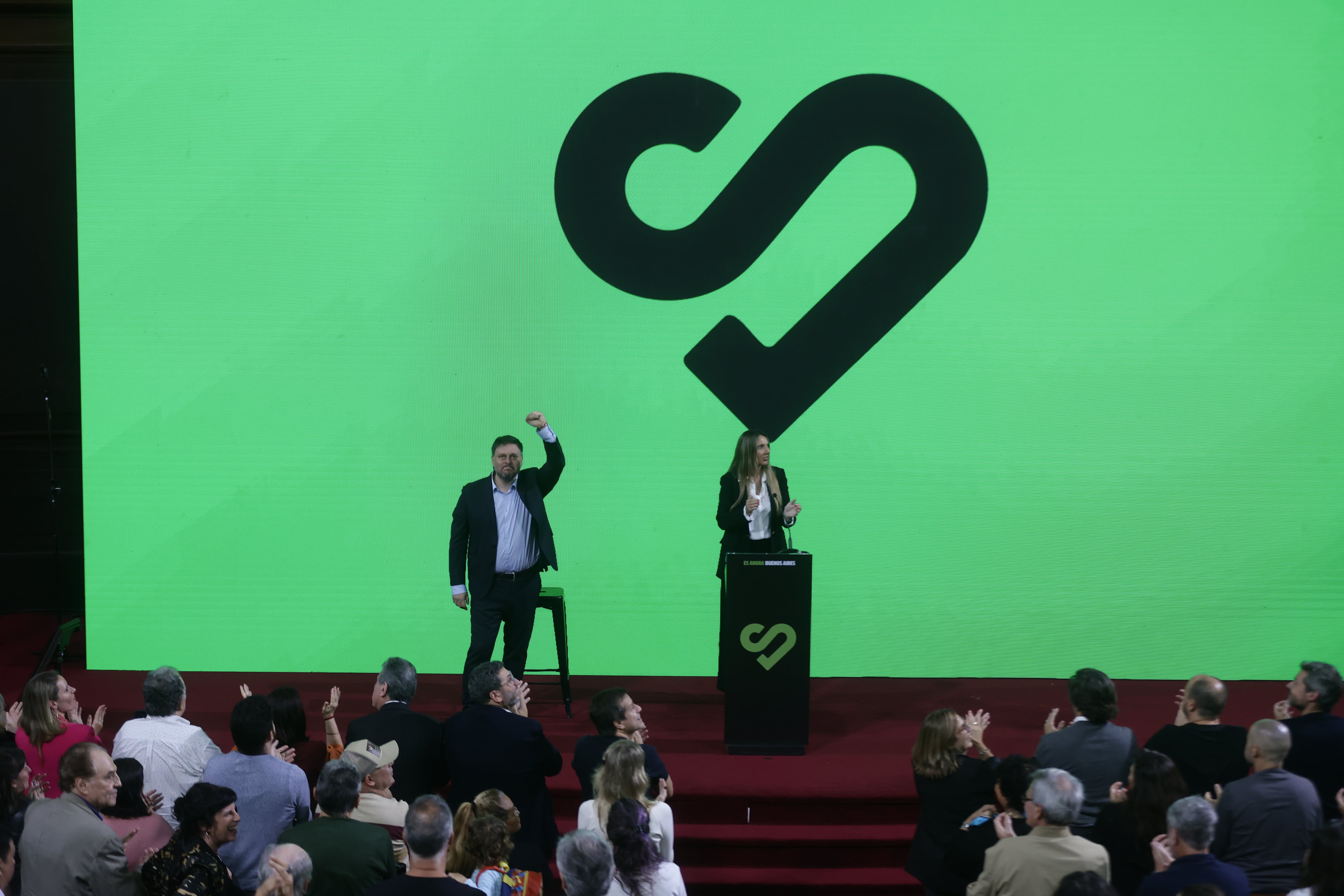 Santoro saluda a los asistentes a su acto, acompañado por Negri