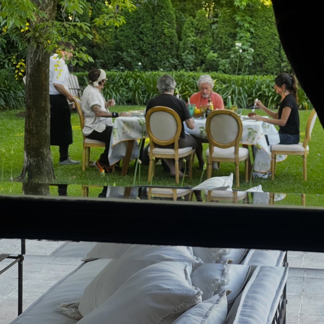 Una de las postales que eligió compartir Vero Lozano de los días de Johnny Depp en su casa