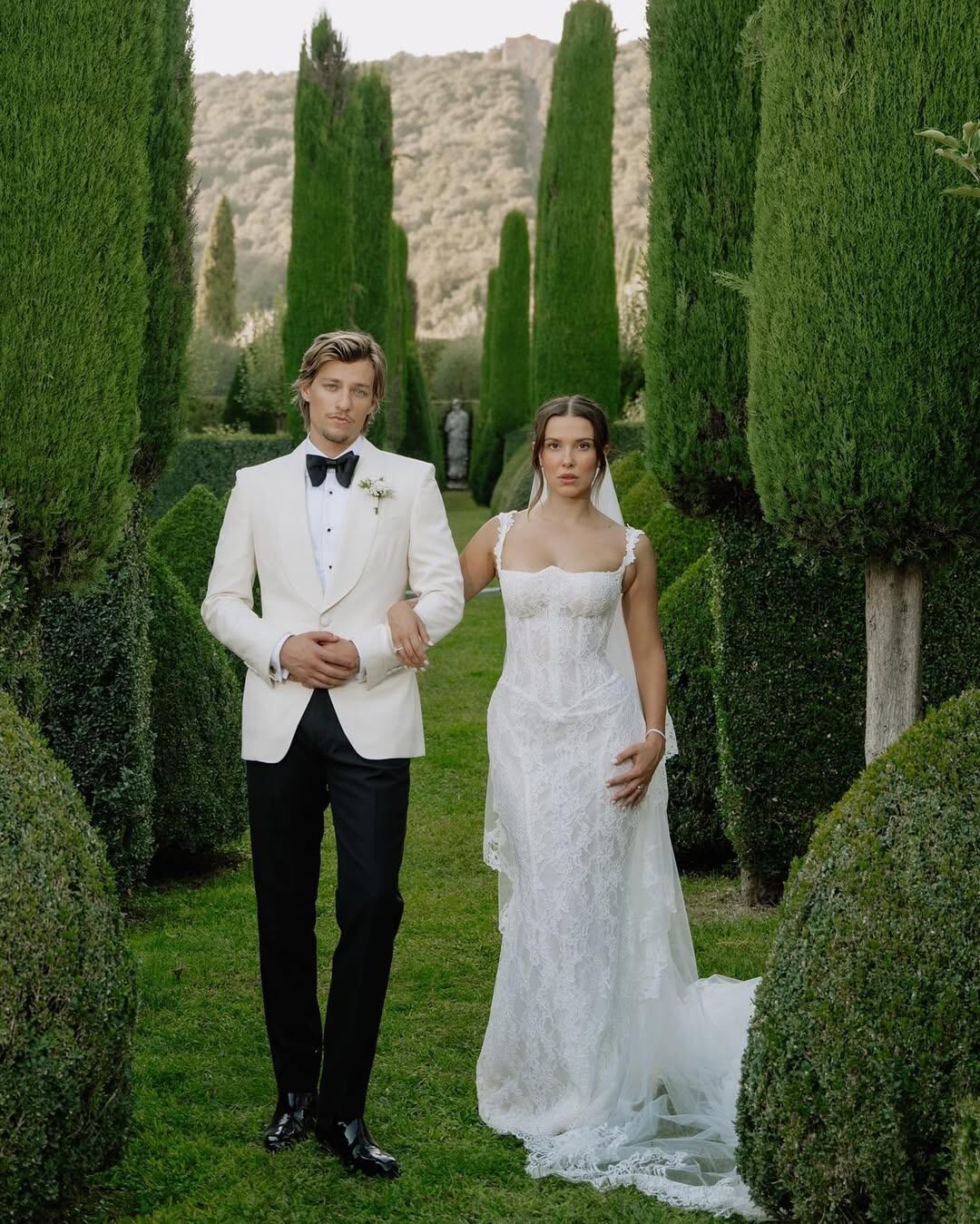 A un año de anunciar su compromiso, en mayo se supo que Millie Bobby Brown y Jake Bongiovi se convirtieron en marido y mujer; cinco meses después de la boda, compartieron el álbum de fotos (Foto: Instagram @divinedayphotography)