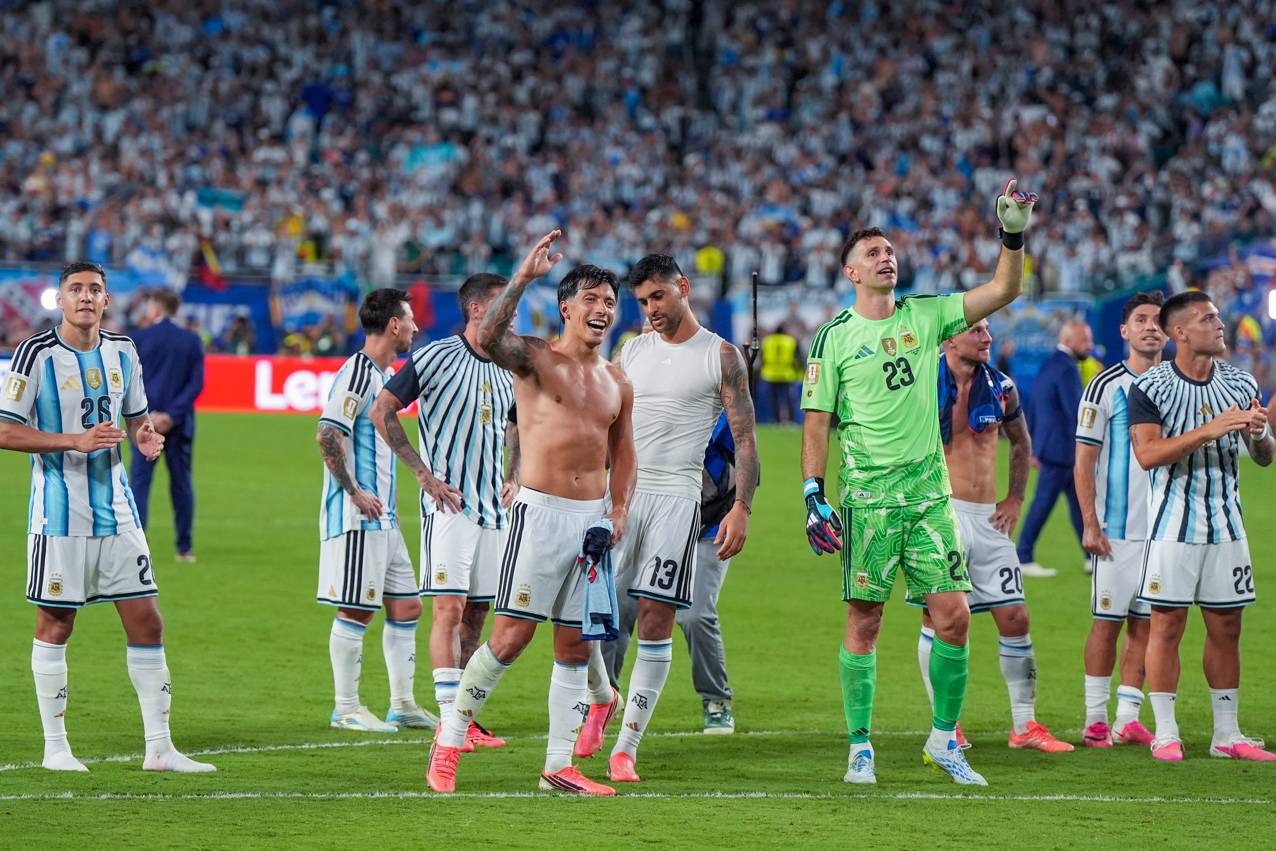 Lisandro Martínez habló sobre su primer gol en el Mundial y se emocionó al recordar su lesión 7 Tras la victoria frente a Cabo Verde, Lisandro Martínez se sumó a los festejos del equipo dirigido por Lionel Scaloni