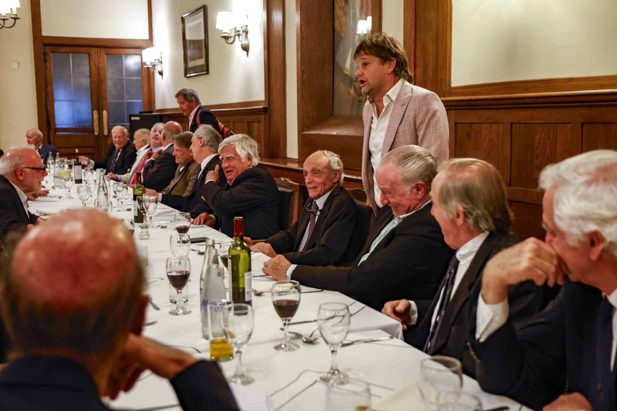 Segundo Pinto, de la Capitanía del Rugby de CUBA, dice unas palabra antes de la cena de los exjugadores campeones de todas las categorías