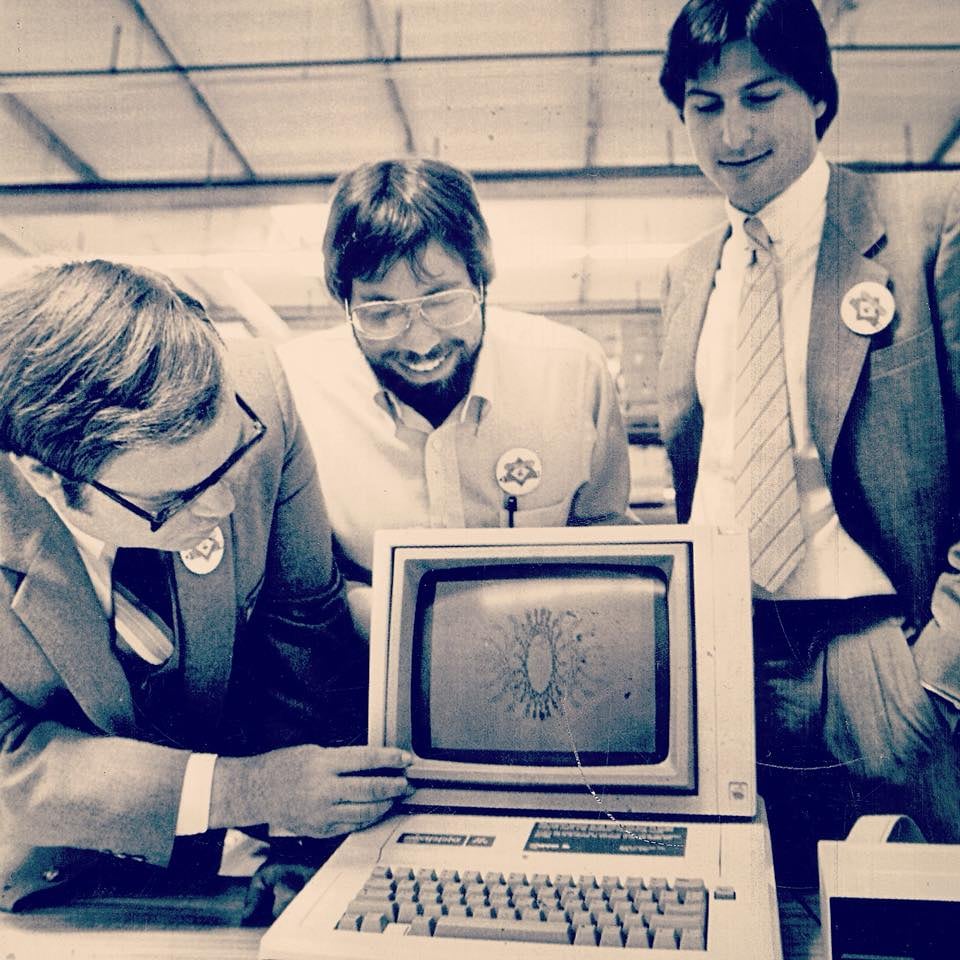 La familia de computadores Apple II fue la primera serie de microcomputadoras de producción masiva hecha por la empresa Apple Computer entre el 5 de junio de 1977 y mediados de los años 1980.