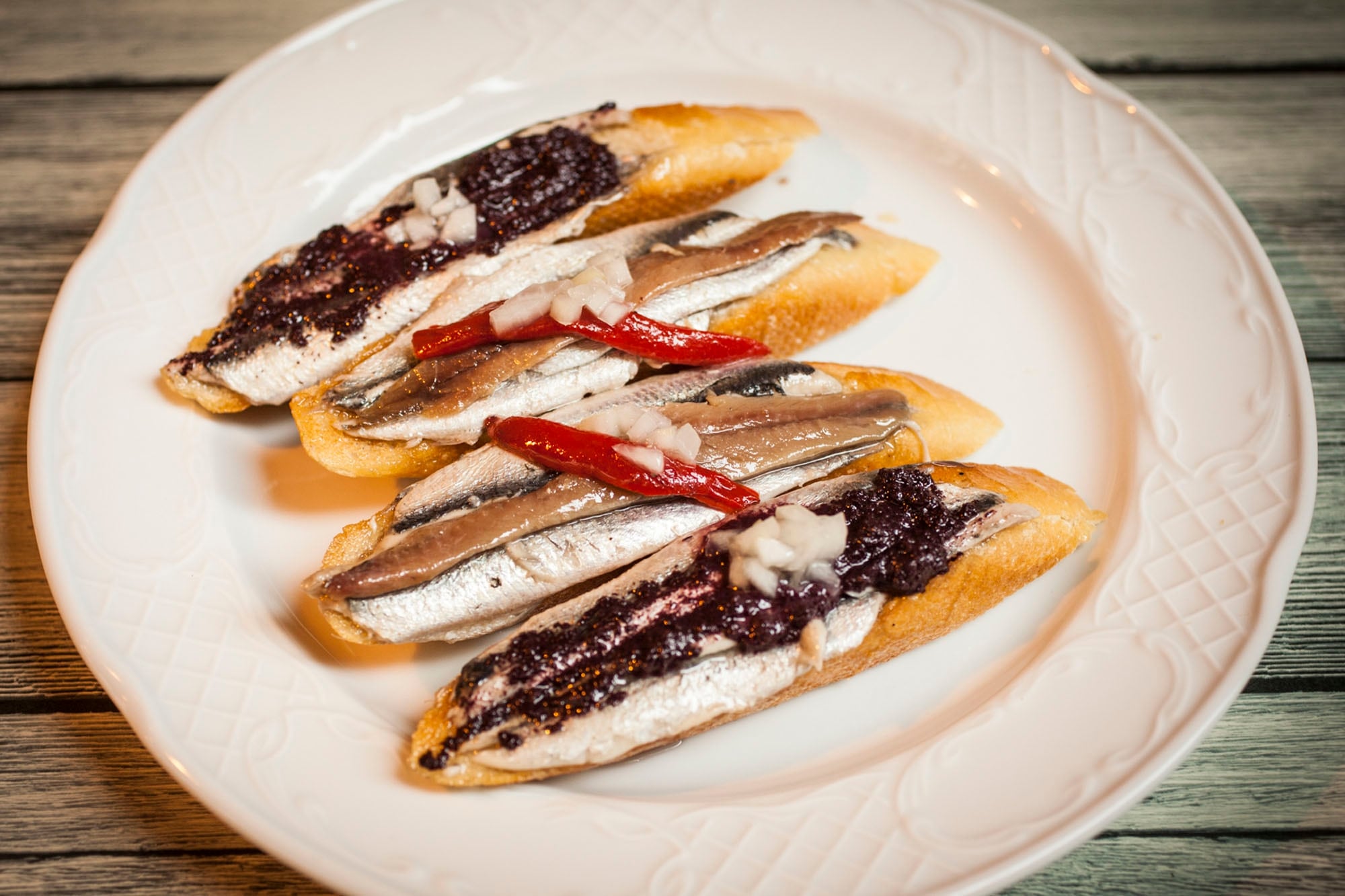 Las anchoas son el punto polémico de esta ensalada