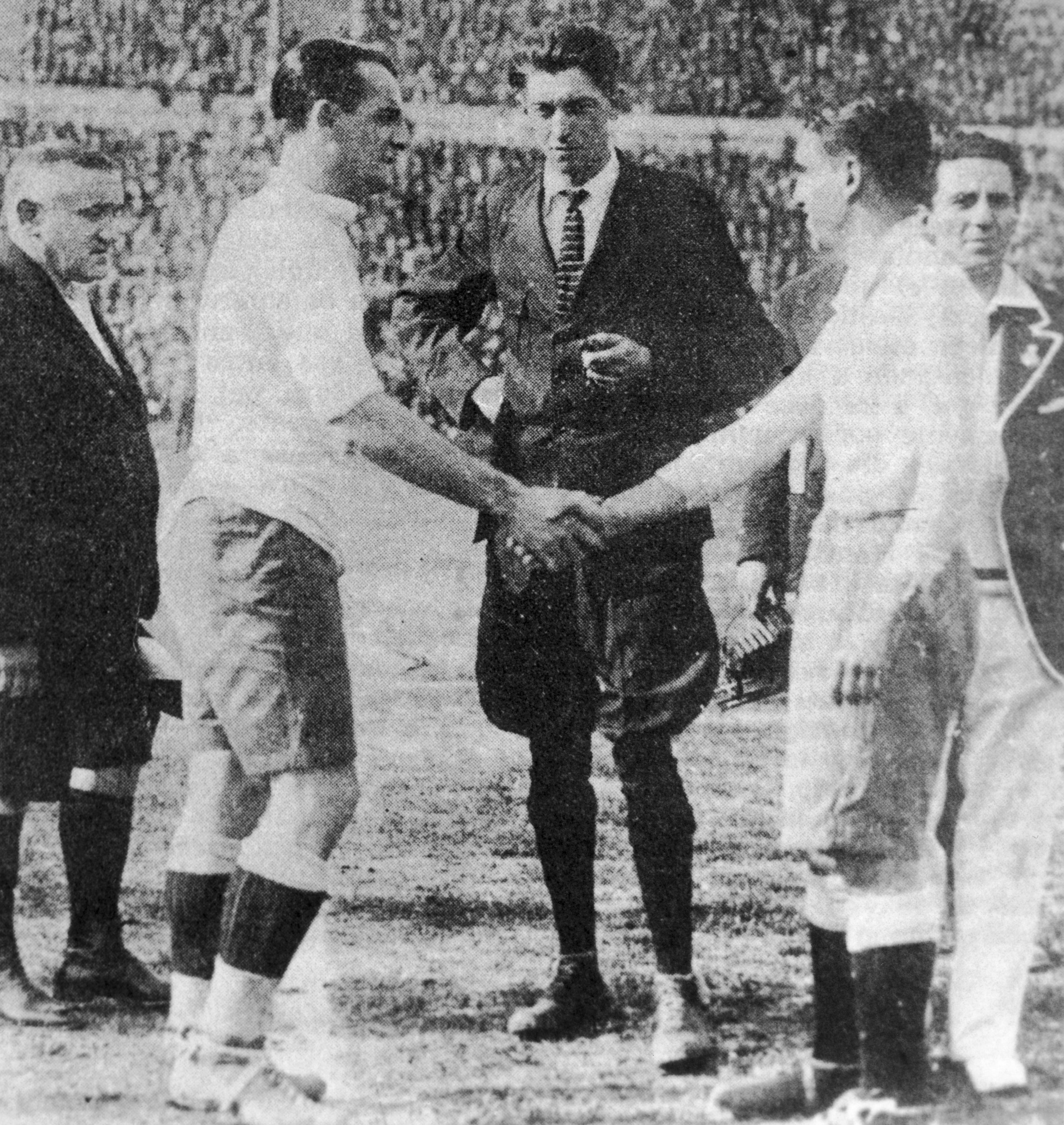 La histórica imagen de Jose Nazassi, capitán uruguayo y el Nolo Manuel Fereyra, antes de la final del 30 de julio de 1930 en el Centenario