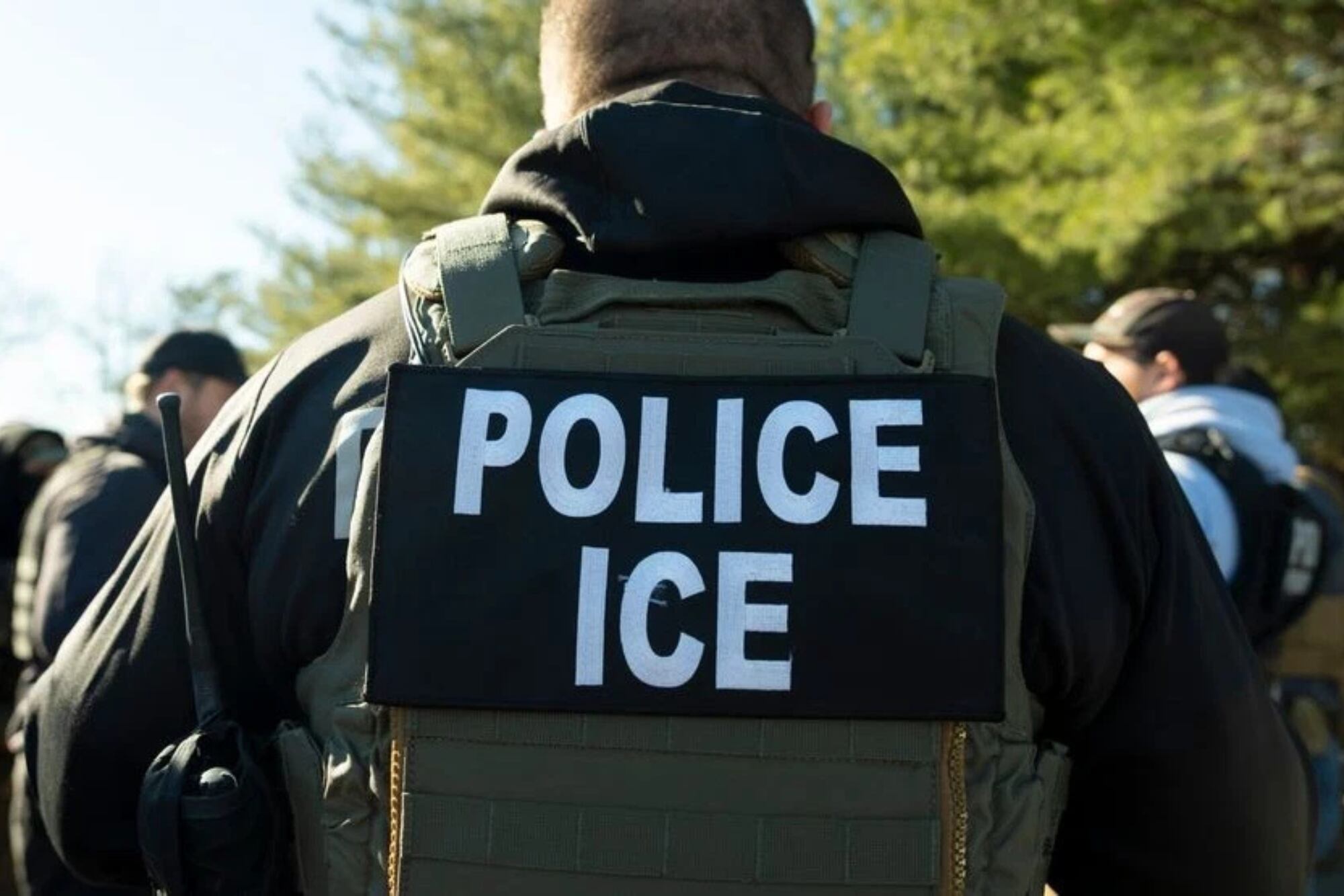 Los agentes de ICE increparon a la pareja de manera agresiva