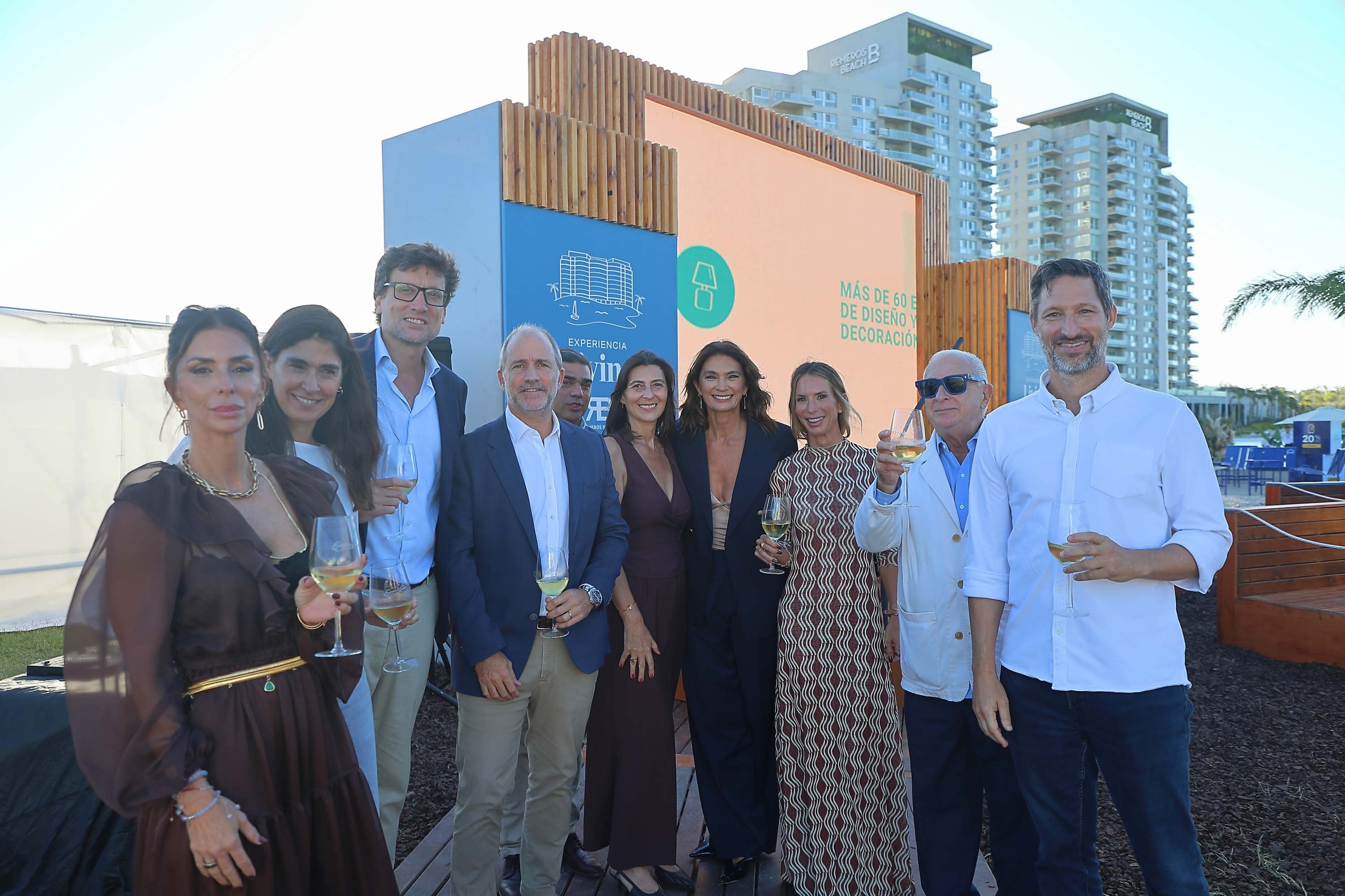 Milagros Brito (Vizora) junto a ejecutivos de La Nacion: Teresa de Elizalde, Santiago Traynor, Gervasio Marques Peña, Mariana Kratochwil, Mariana Arias, Connie Brito (Vizora), Norberto Frigerio y Francisco Seghezzo
