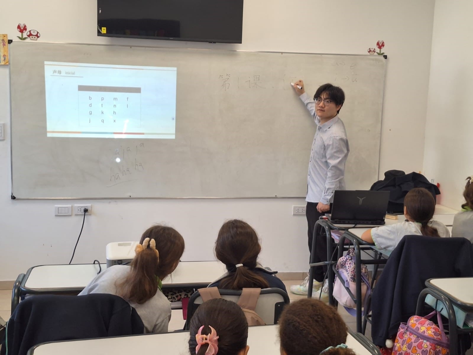 Fanático del vino, el asado y el paisaje: quién es “el chino Axel”, que enseña su idioma a docentes argentinos