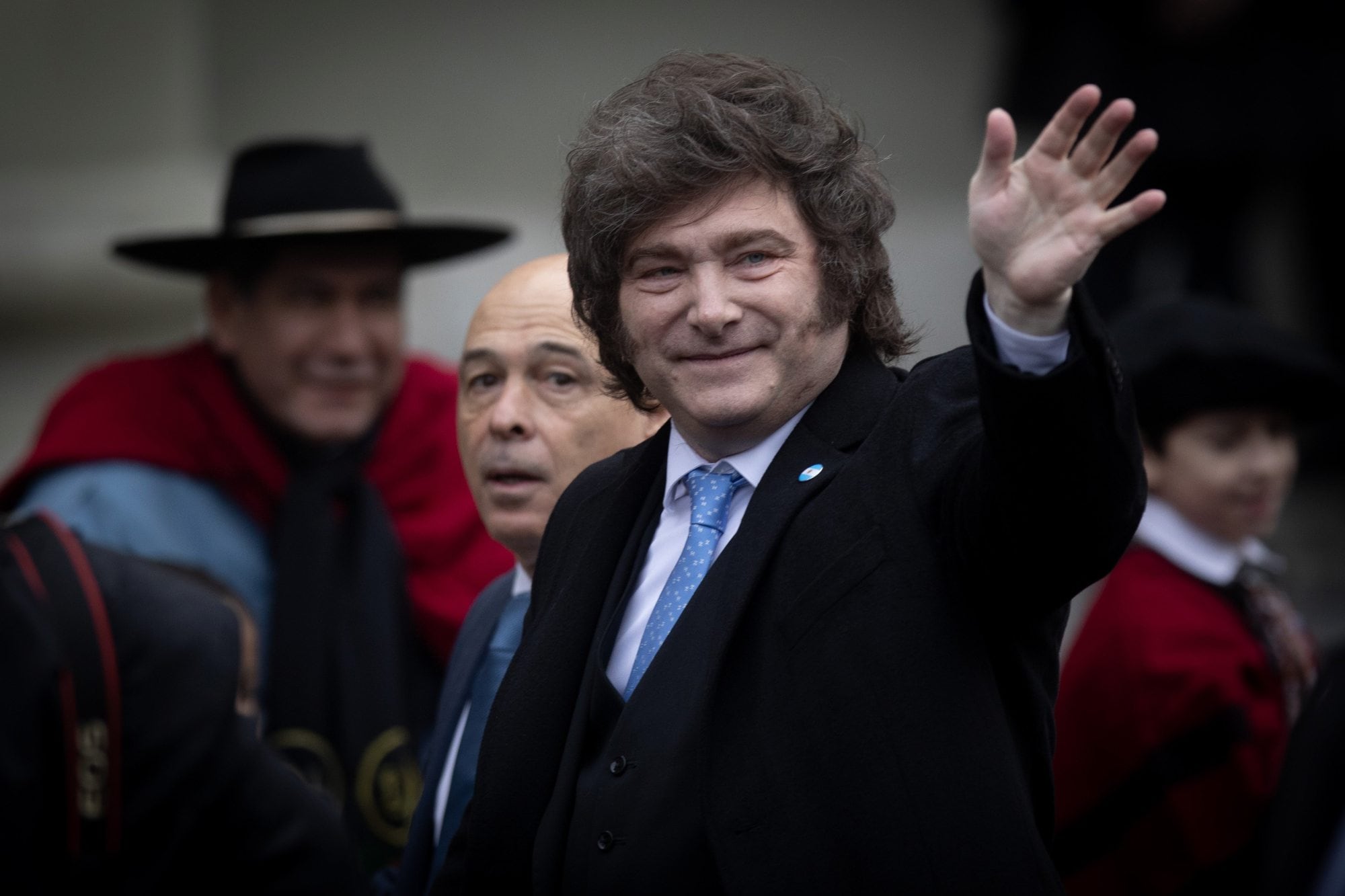 El presidente argentino, Javier Milei, saluda previo a ingresar a la Catedral Metropolitana para asistir a un Tedeum ayer, 25 de mayo