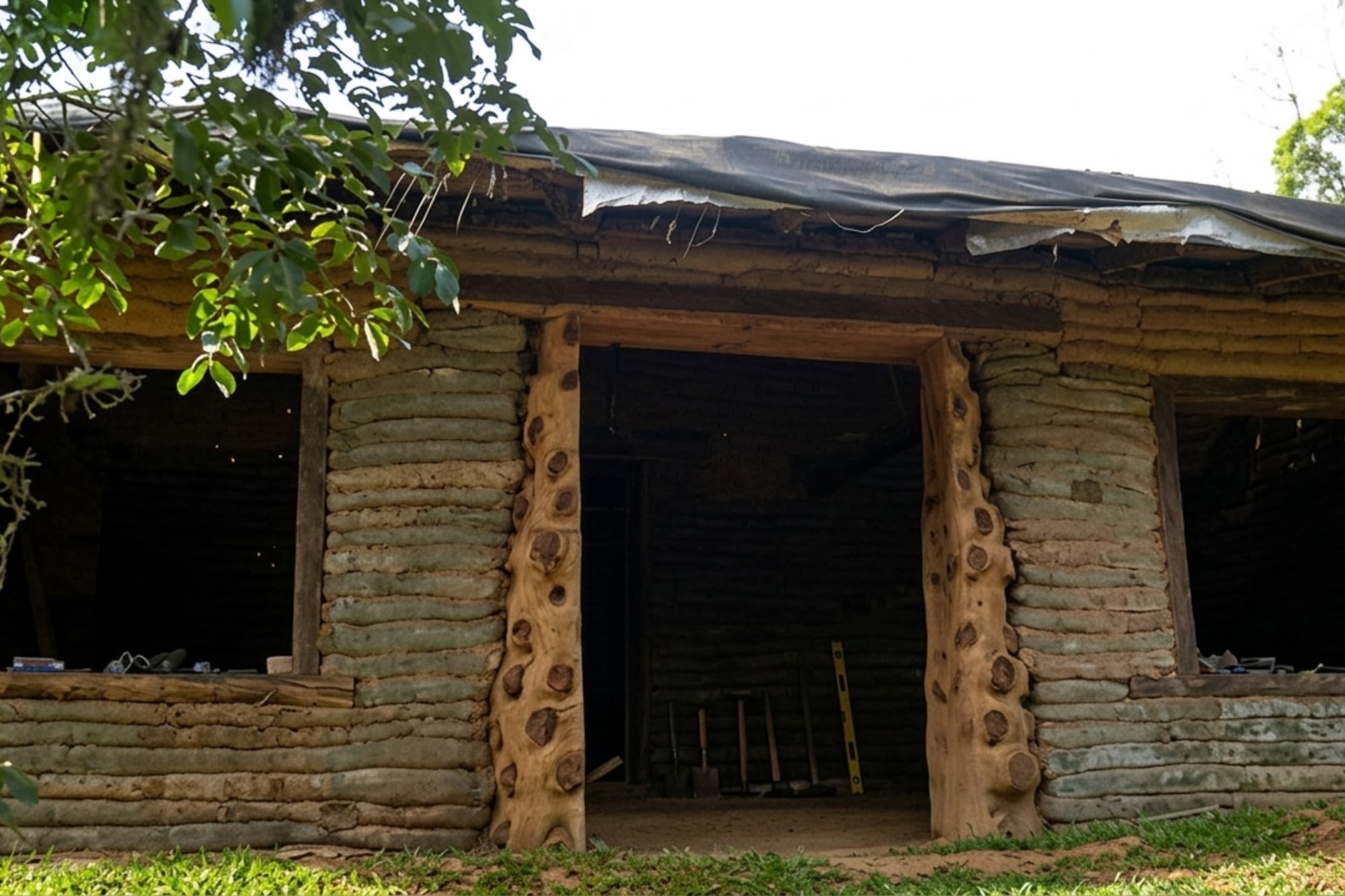 Construyó solo su casa con bolsas de papas y tierra: la fascinante obra sustentable en el sur de Brasil