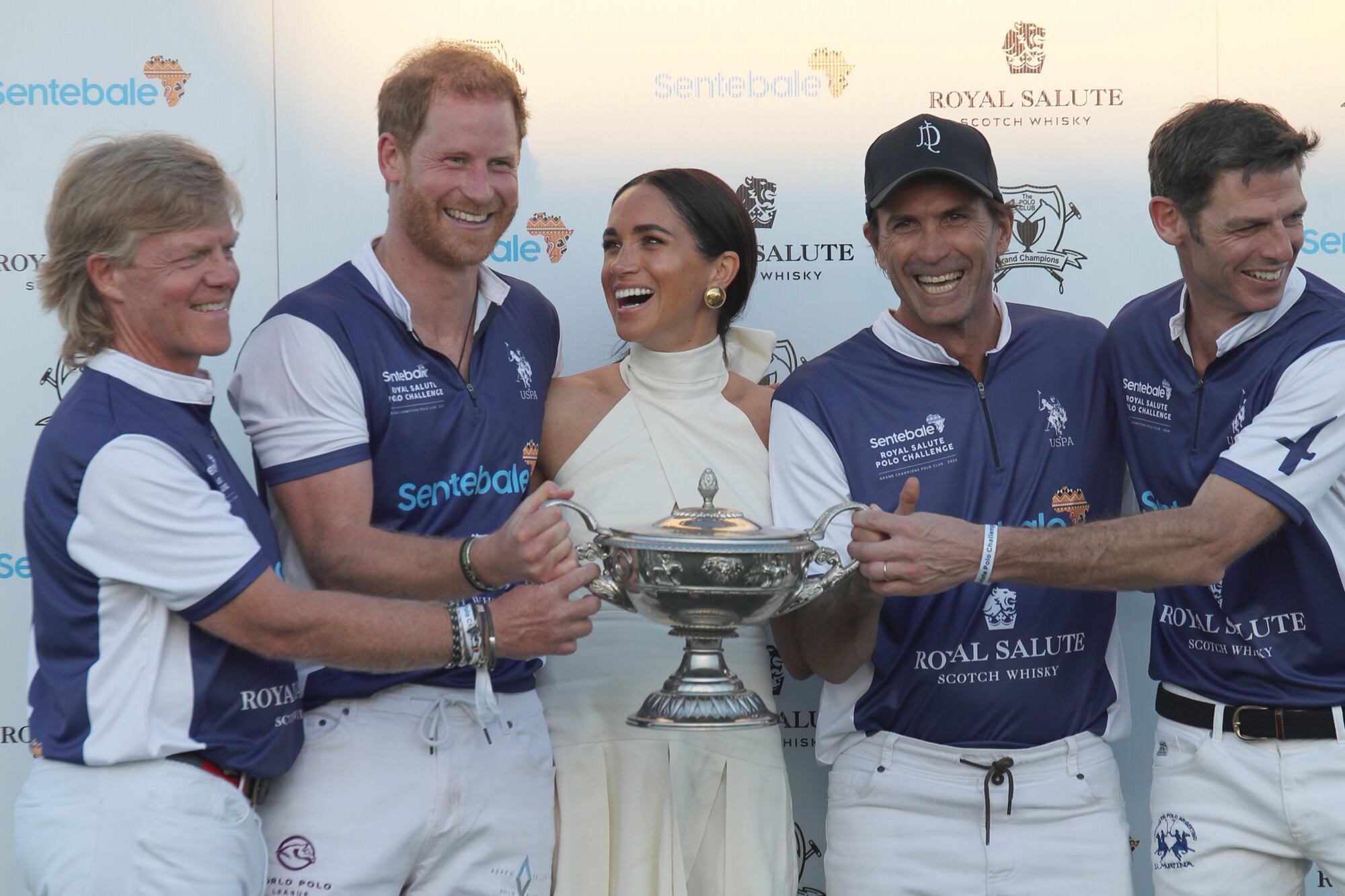 El team campeón de Royal Salute Sentebale –de izquierda a derecha, Dana Barnes, el príncipe Harry, Adolfo Cambiaso y Malcolm Borwick– festeja con la duquesa de Sussex, que entregó el trofeo a los campeones con un cariñoso “bien hecho a todos”.
