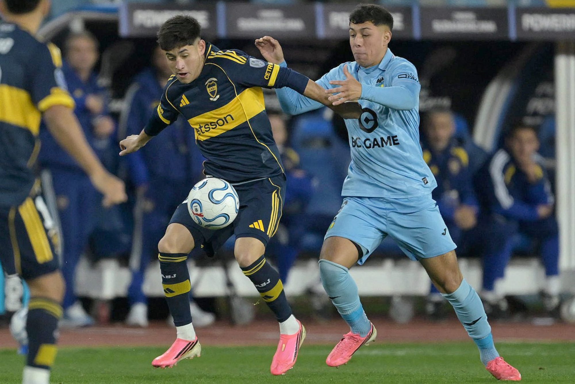 Aranda custodia la pelota en un avance del equipo visitante