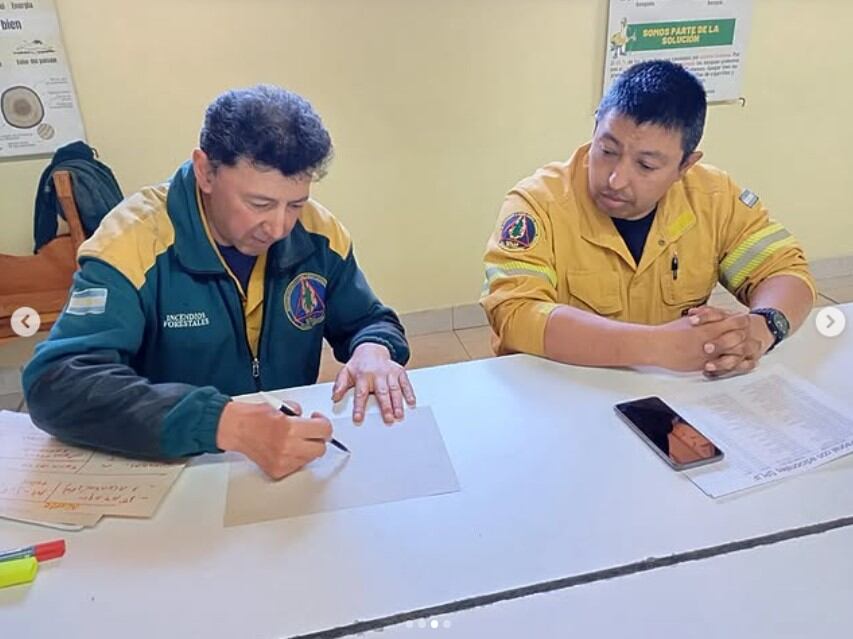 Orlando Báez (derecha), jefe del Splif de Bariloche