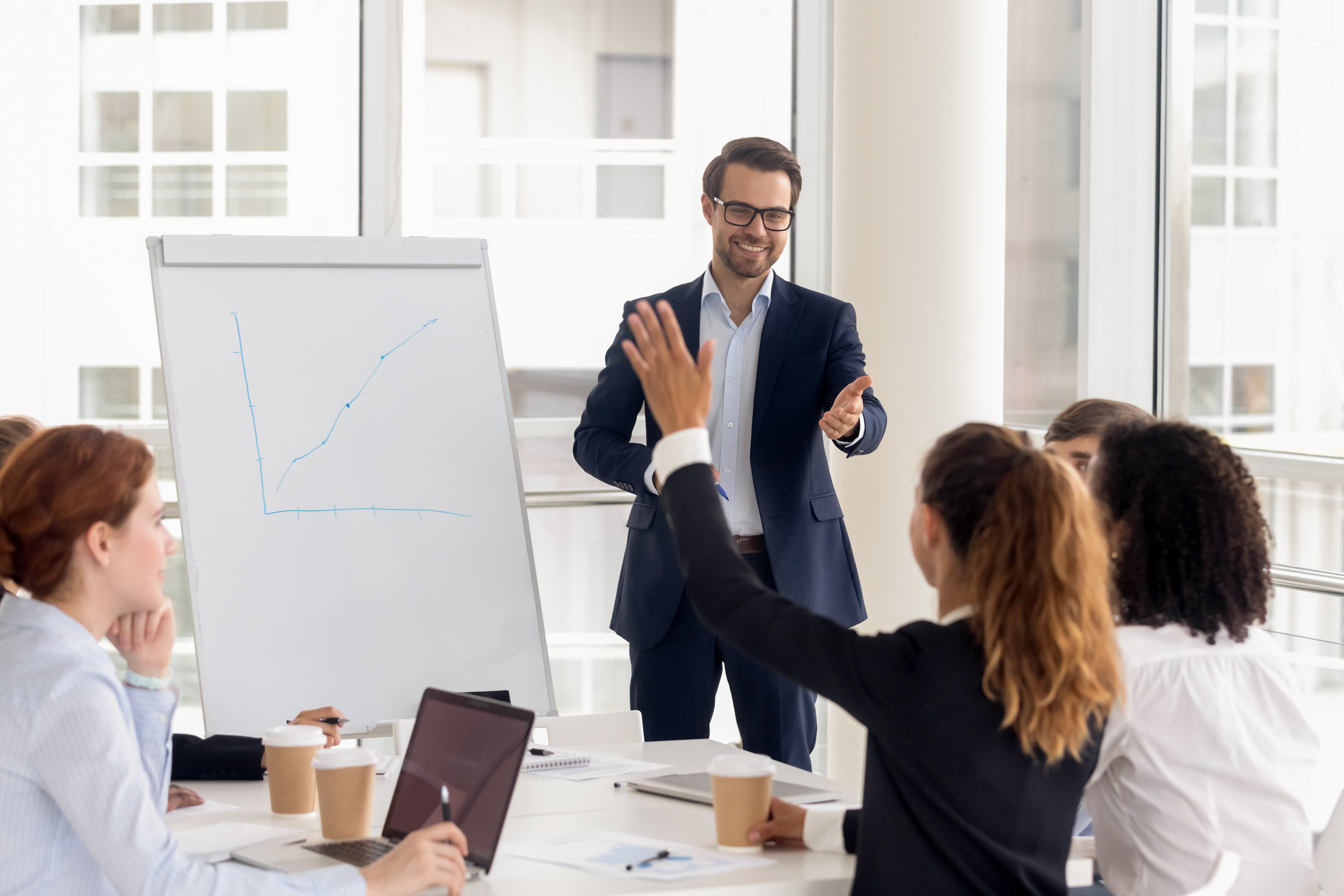 Los camaleones estratégicos son los ejecutivos que se adaptan con precisión quirúrgica al jefe de turno. Si el CEO es espiritual, meditan; si es agresivo, rugen; si es inclusivo, cambian la foto de perfil por un arcoíris