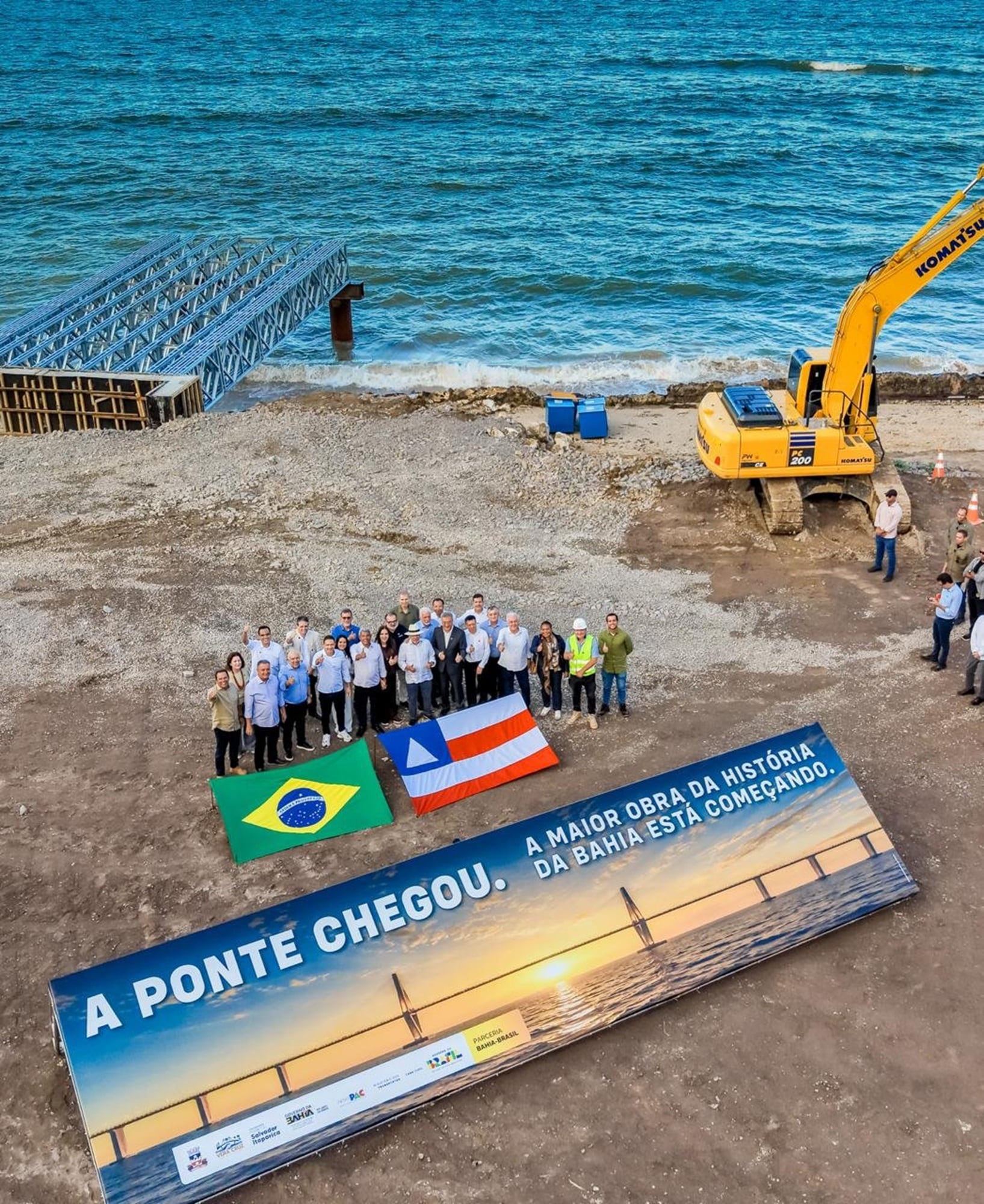 Lula posó junto a un cartel y delante de la primera parte de la obra del puente