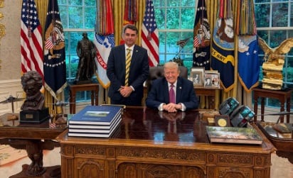 La foto de Flavio Bolsonaro junto a Trump