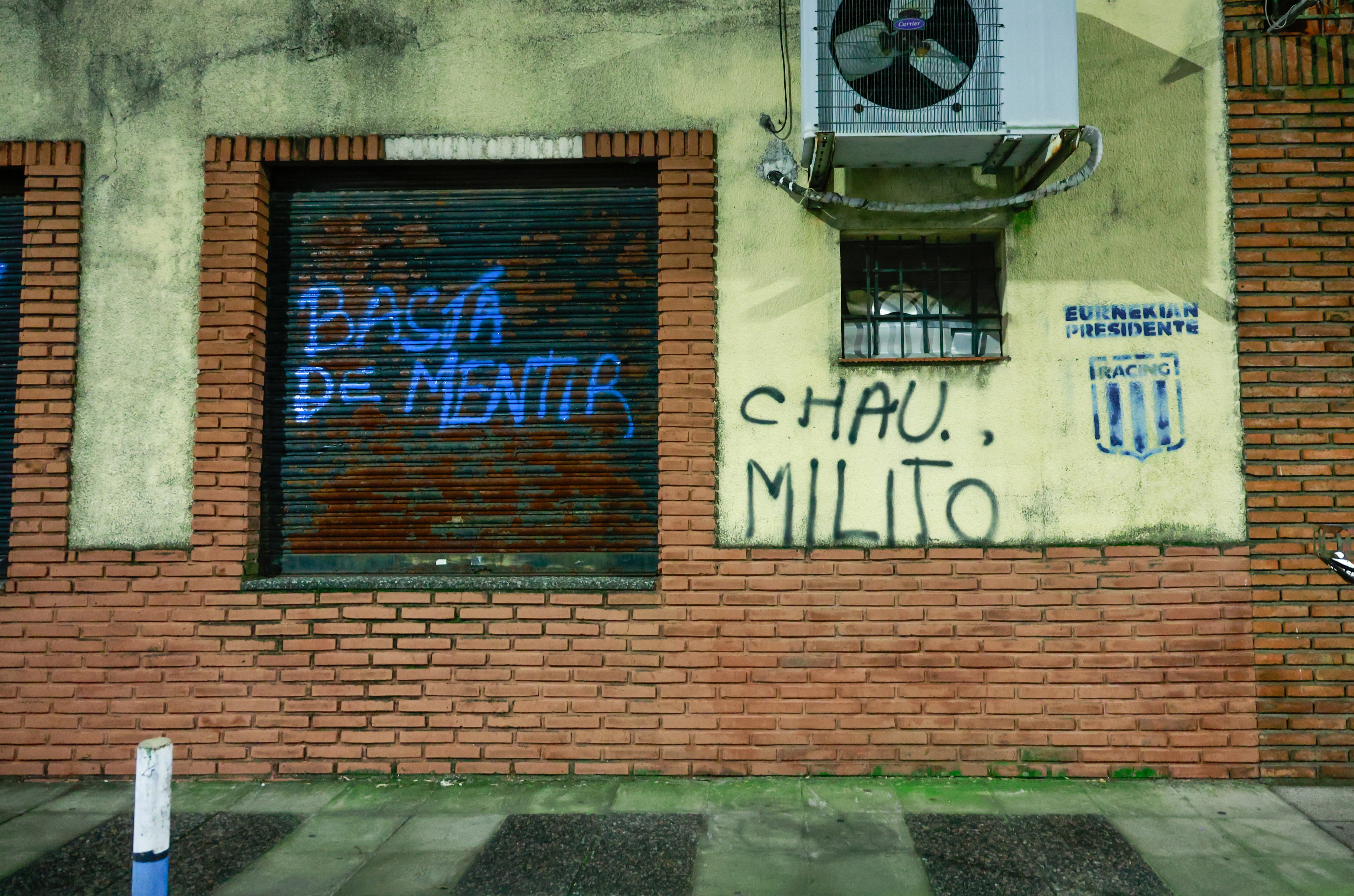 Las pintadas en la previa del partido de Racing Club vs Banfield, contra el presidente Gabriel Milito y la comisión directiva, en el Pasaje Deseado al 800 a una cuadra del estadío Juan Domingo Perón