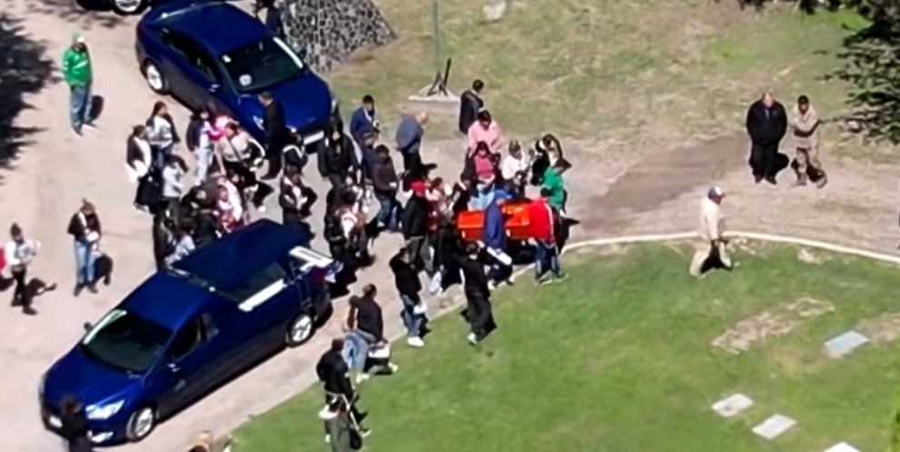 Familiares y amigos despiden los restos de Lara