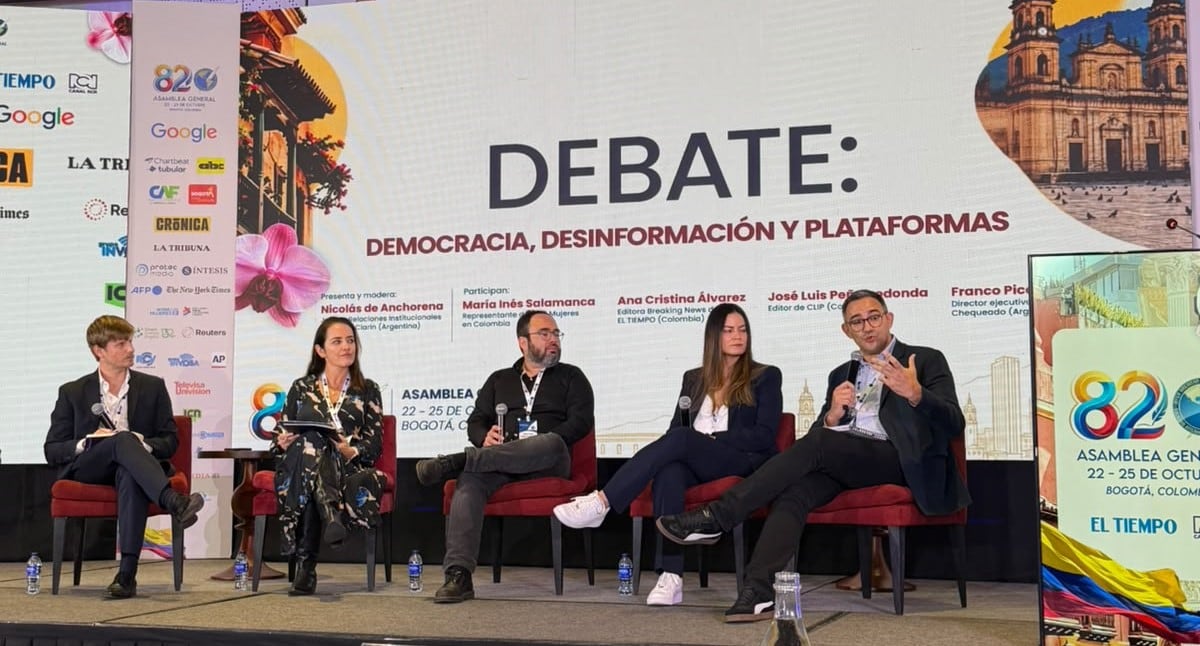 De izquierda a derecha, Nicolás Anchorena (Clarín), María Inés Salamanca (representante de ONU Mujeres en Colombia), José Luis Peñarredonda, editor del Centro Latinoamericano de Investigación Periodística (CLIP); Ana Cristina Álvarez, editora de Breaking News de El Tiempo, y Franco Piccato, Director Ejecutivo de Chequeado