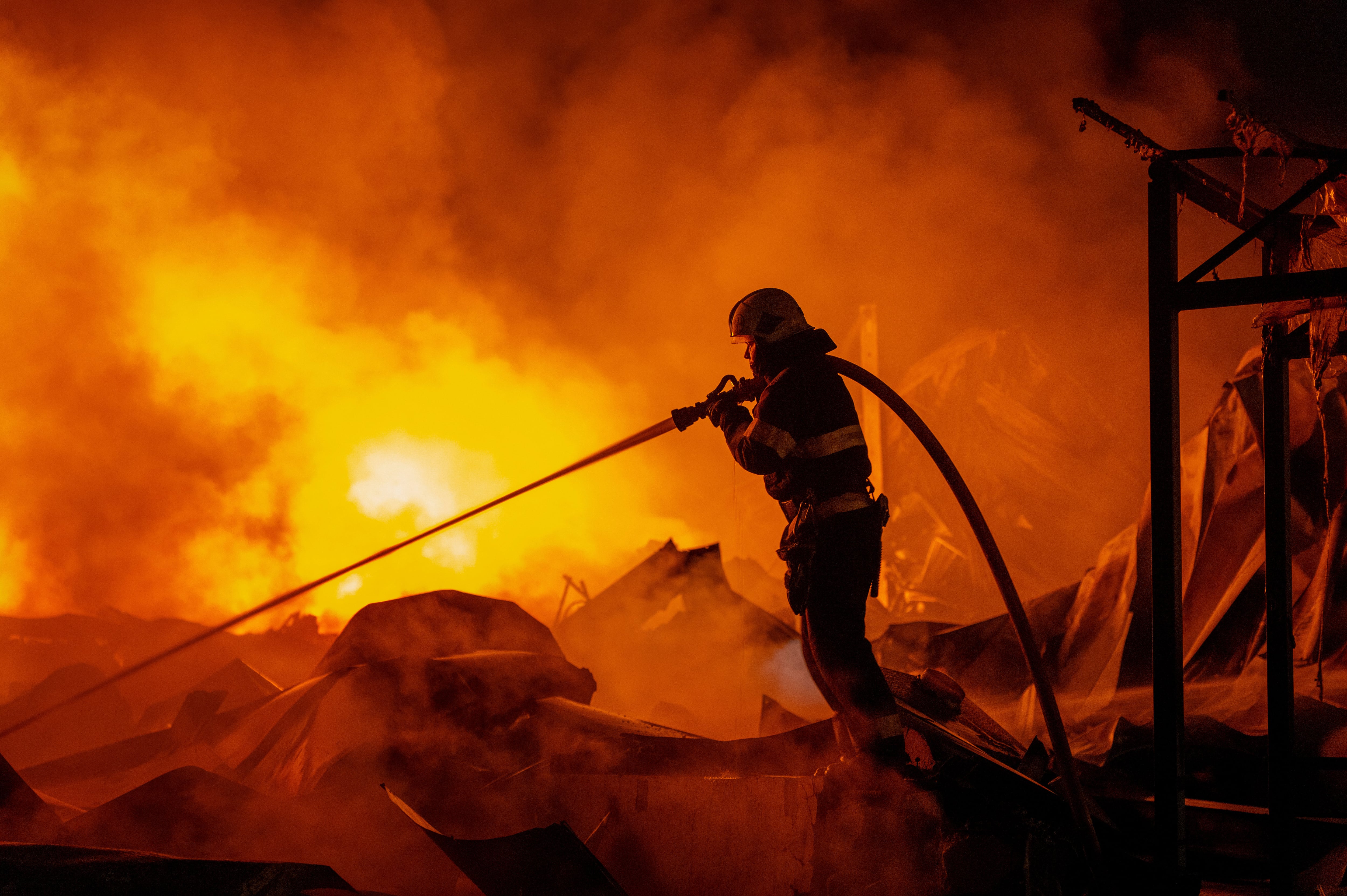 Bomberos apagan un incendio tras un impacto de misiles rusos en un almacén en Kiev, Ucrania, el miércoles 5 de agosto de 2026. (AP Foto/Dan Bashakov)