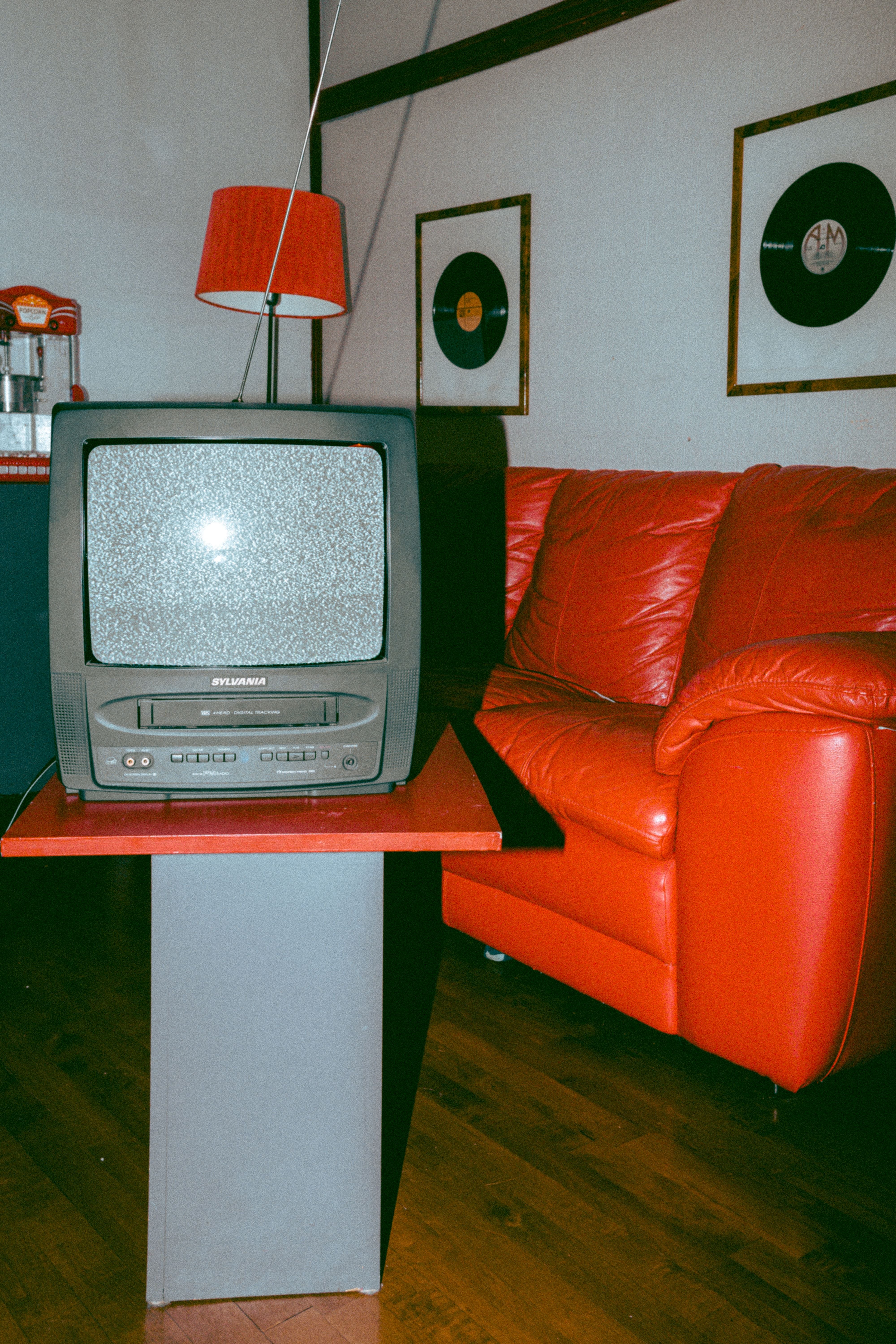 El televisor pequño y los sillones de cuerina identificaban a los hogares de clase media argentinos