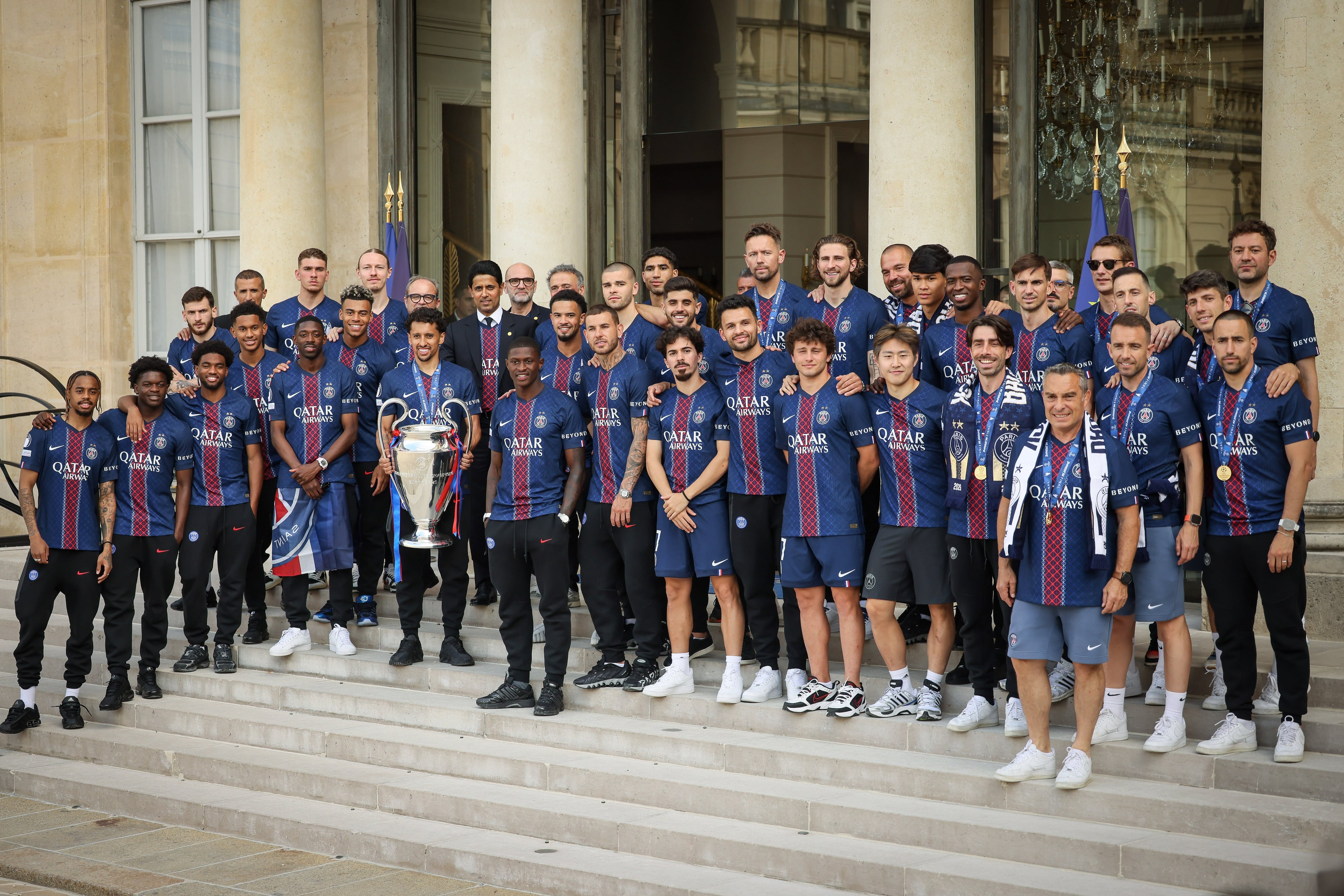 Todos los jugadores de PSG en los Parques Eliseos tras la conquista de la Champions League, el trofeo que está en manos de Marquinhos